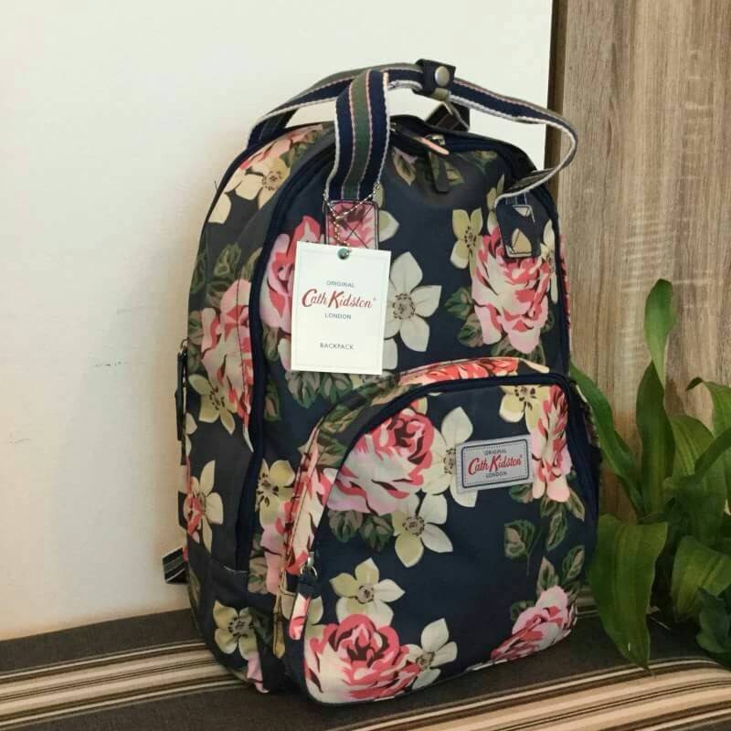 Cath Kidston Backpack Bag กระเป๋าสะพายสไตล์ vintage เป็นอีกรุ่นที่สาวๆ ถามถึงเยอะค่ะ วัสดุเป็น Canvas เคลือบ PVC กันน้ำ ทำความสะอาดง่าย น้ำหนักเบา เปิดปิดด้วยซิปรอบสะดวกใช้ ด้านหน้าประดับโลโก้ Cath Kidston พร้อมช่องซิปเล็กด้านนอกใส่กระเป๋าสตางค์ มือถือได้