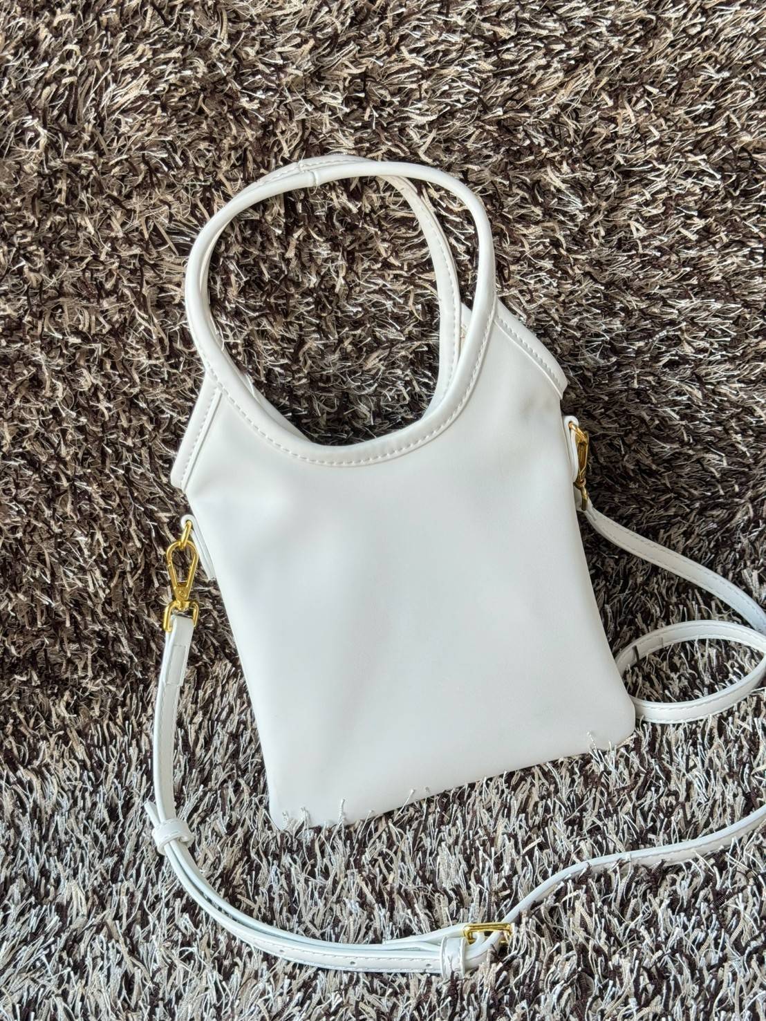 MIU MIU IVY leather handbag / Miu Miu ivy mini tote กระเป๋าสไตล์คลาสสิก มาในดีไซน์เรียบแต่โก้ ให้ลุคที่ดูเท่มั่นใจ สามารถถือและสะพายได้ จุดเด่น ที่โลโก้หนังตัวนูน ที่เสริมให้กระเป๋าดูแฟชั่นและทันสมัย