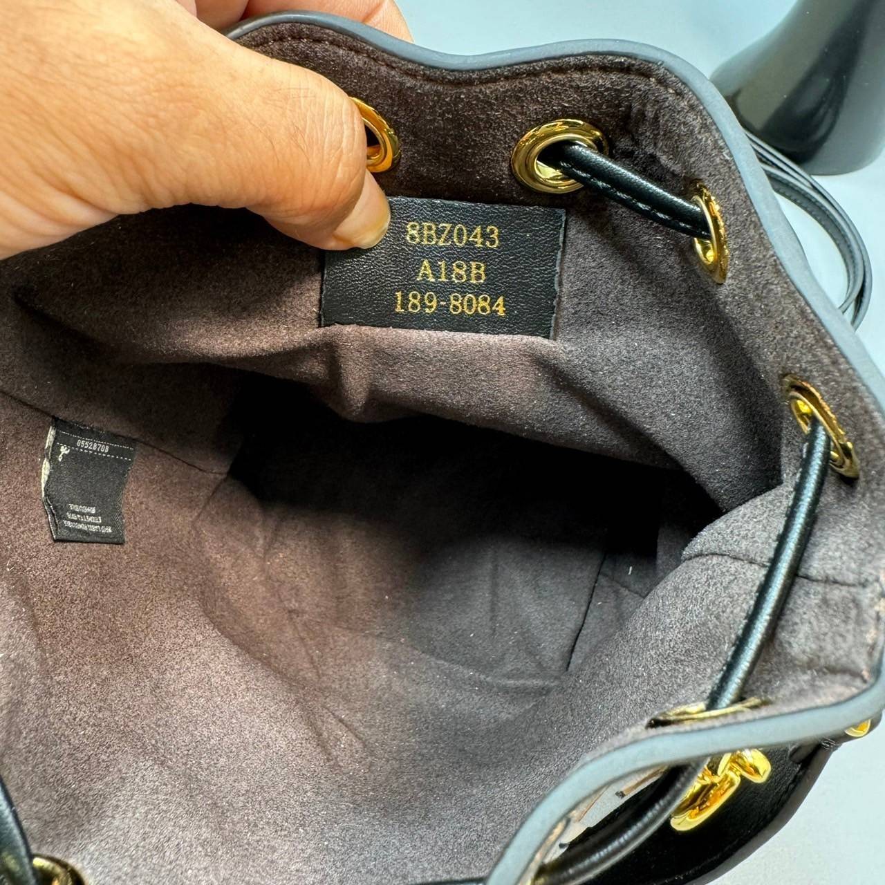 พร้อมส่ง 3 สี FENDI Mon Tresor Black leather mini-bag / FENDI Bucket Bag กระเป๋าสะพายทรงบัคเก็ตงานหนังเต็มใบ ไซส์มินิ เกรดออริ สลับแท้ 1:1