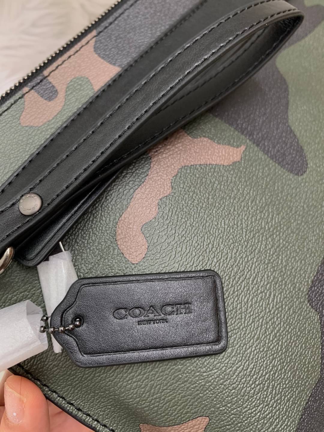 COACH CARRYALL POUCH WITH CAMO PRINT ((29127)) พร้อมส่งค่ะ! กระเป๋าคล้องมือแบบคลัท หนังแท้ หนังนิ่มลายทหารสวยค่ะ;สารมารถใส่ i pad;Tablet (บางรุ่น) ได้ค่ะ; มีช่องเล็กใส่ของจุกจิกสิงช่อง;ซิปซ่อนด้านหน้าหนึ่งช่อง พร้อมสายคล้องมือถอดออกได้หนึ่งสาย