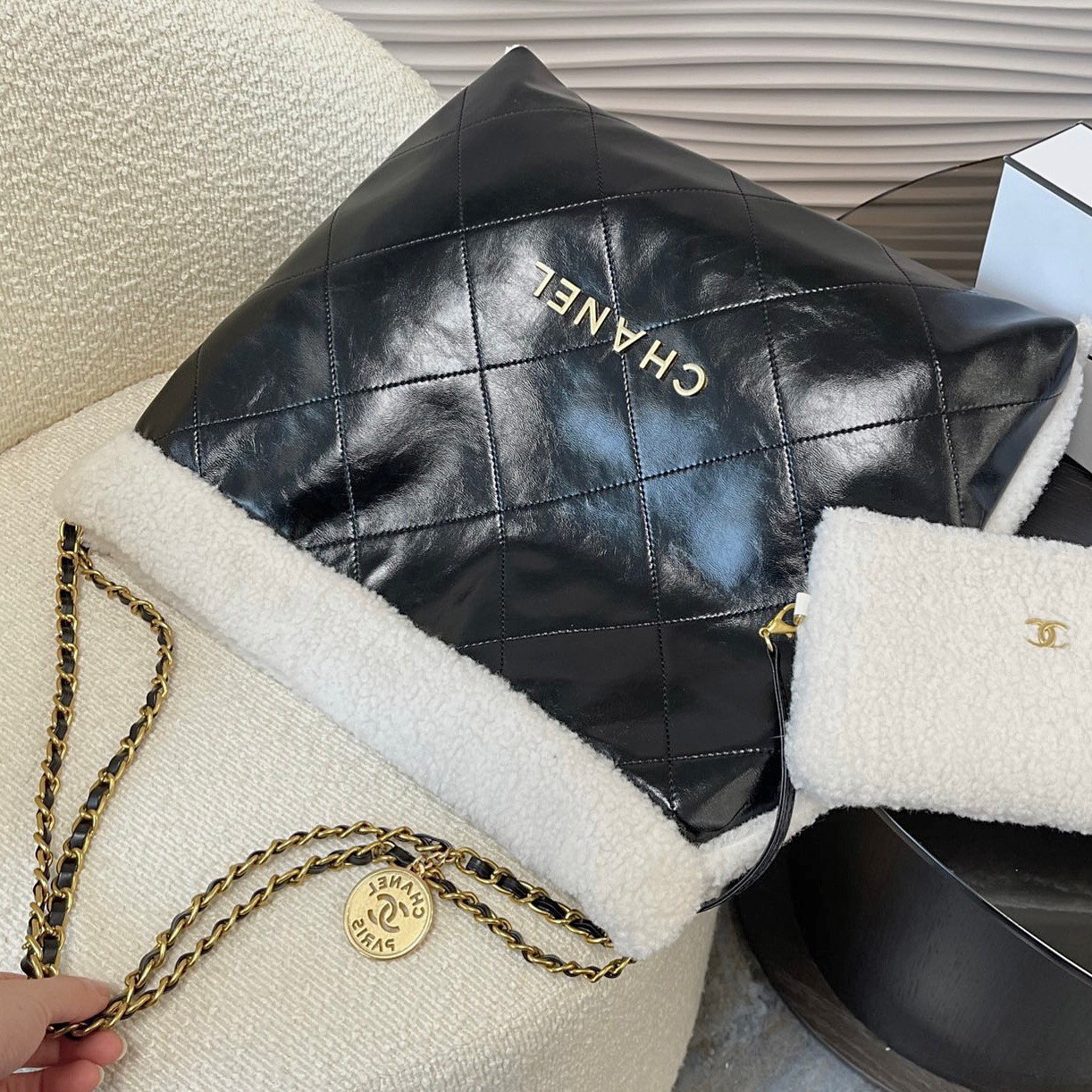 ใช้คำว่า 'สวยยย' ได้เปลืองมากใบนี้! กับ CHANEL 22 LEATHER HANDBAG ทรงยอดฮิตในปี 2023 กระเป๋าหิ้วหรือคล้องไหล่ได้ **หนังกลับ ทั้งใบสวยเนี้ยบบ