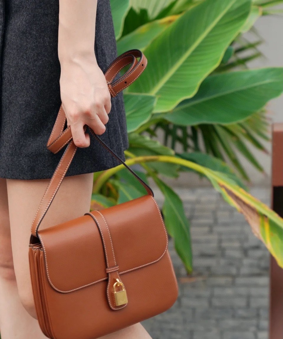 Celine Medium Tabou In Smooth Calfskin พร้อมส่งรุ่นใหม่แล้วค่า กับ CELINE SHOULDER BAG หนังเรียบสวยหรู ปรับดับพวงกุญแจสีทองด้านหน้า ด้านในเปิดด้วยด้วยกระดุม แบ่งช่องใส่ของออกเป็นสัดส่วน พร