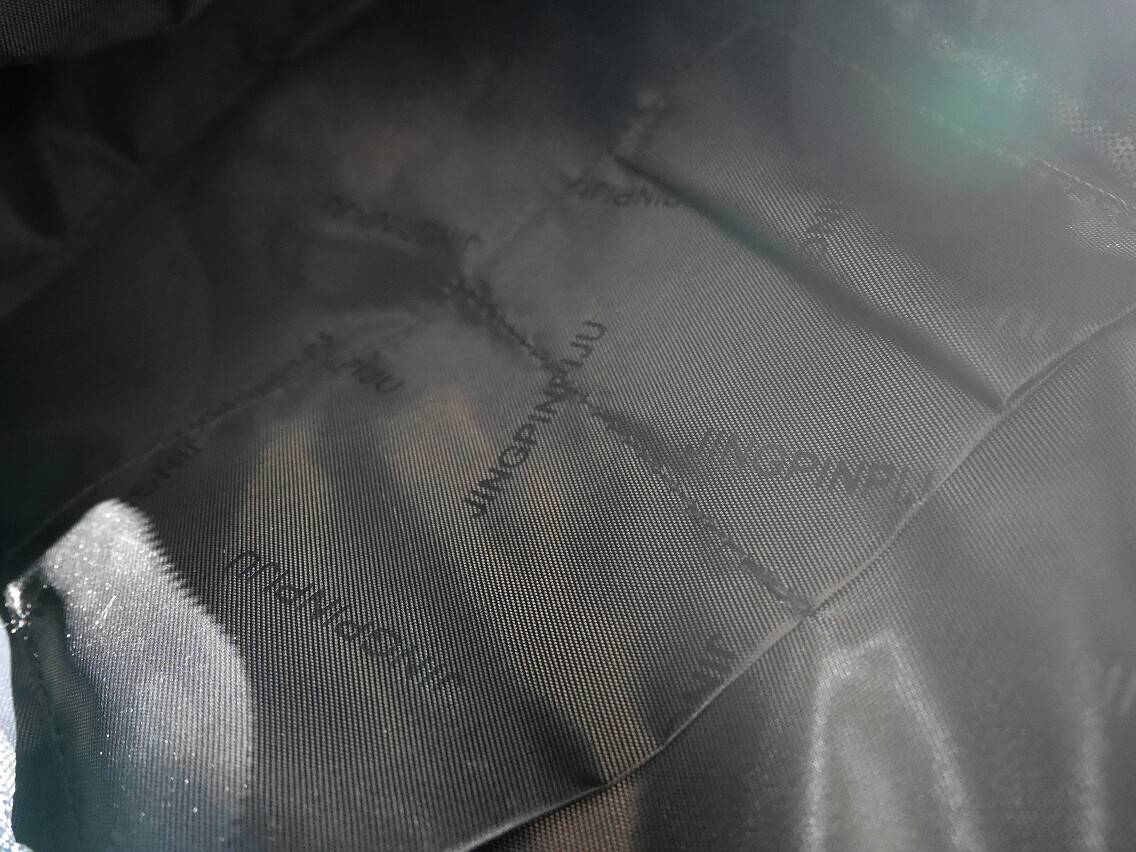 รุ่นใหม่ค้า New item! กระเป๋าเป้ทรงน่ารักจากงาน Premium gift สุดหรู แบรนด์ชาแนล โดดเด่นด้วย รูปทรงน่ารัก ขนาดกำลังดี หนังนิ่ม ด้านหน้าปั้มแบรนด์ด้วยหนัง PU ด้านในเปิดด้วยซิปโซ่ CC มีช่องใส่ของแบ่งเป็น 2 ช่องใหญ่ ด้านหลังสายสะพายยาวปรับได้ เป็นอีกไอเท็ม ที