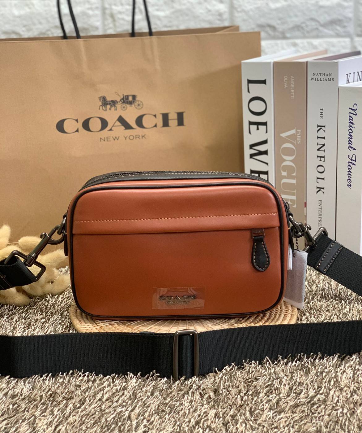 3สีเข้าใหม่งานคุณภาพอีกแล้วคับท่านน ทั้งสี ทั้งหนังสวยมากๆค่าา!! COACH GRAHAM CROSSBODY BAG ((39946)) พร้อมส่ง! กระเป๋าสะพายแบบครอสบอดี้ร์ ใช้ได้ทั้งชาย//หญิง หนังแท้อย่างดี เรียบหรูค่ะ ด้านหน้ามีช่องซิปซ่อนให้หนึ่งช่อง ช่องซิปหลักกว้าง ใส่ของจำเป็นได้ครบ