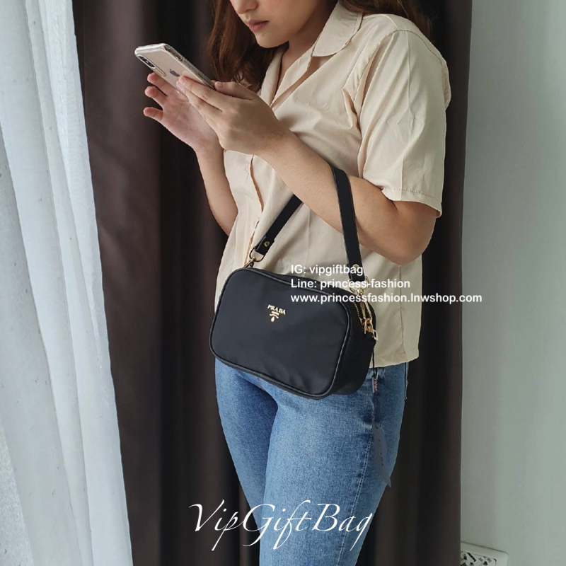 กระเป๋าทรง mini crossbody จากงานพรีเมี่ยมกิ้ฟแบรนด์ดัง PRADA วัสดุ Nylonสุดหรูอย่างดี สามารถกันน้ำได้ ทั้งใบ ขนาดกำลังดีน่ารัก🐰 ด้านในมีช่องแบ่งใส่ของใส่ของจุกจิกได้ ใส่โทรศัพท์ได้ทุกรุ่น คสอ. ใช้แล้วสวยมากๆ อะไหล่ทองปั้มแบรนด์ทุกจุด คุ้มเกินราคาค