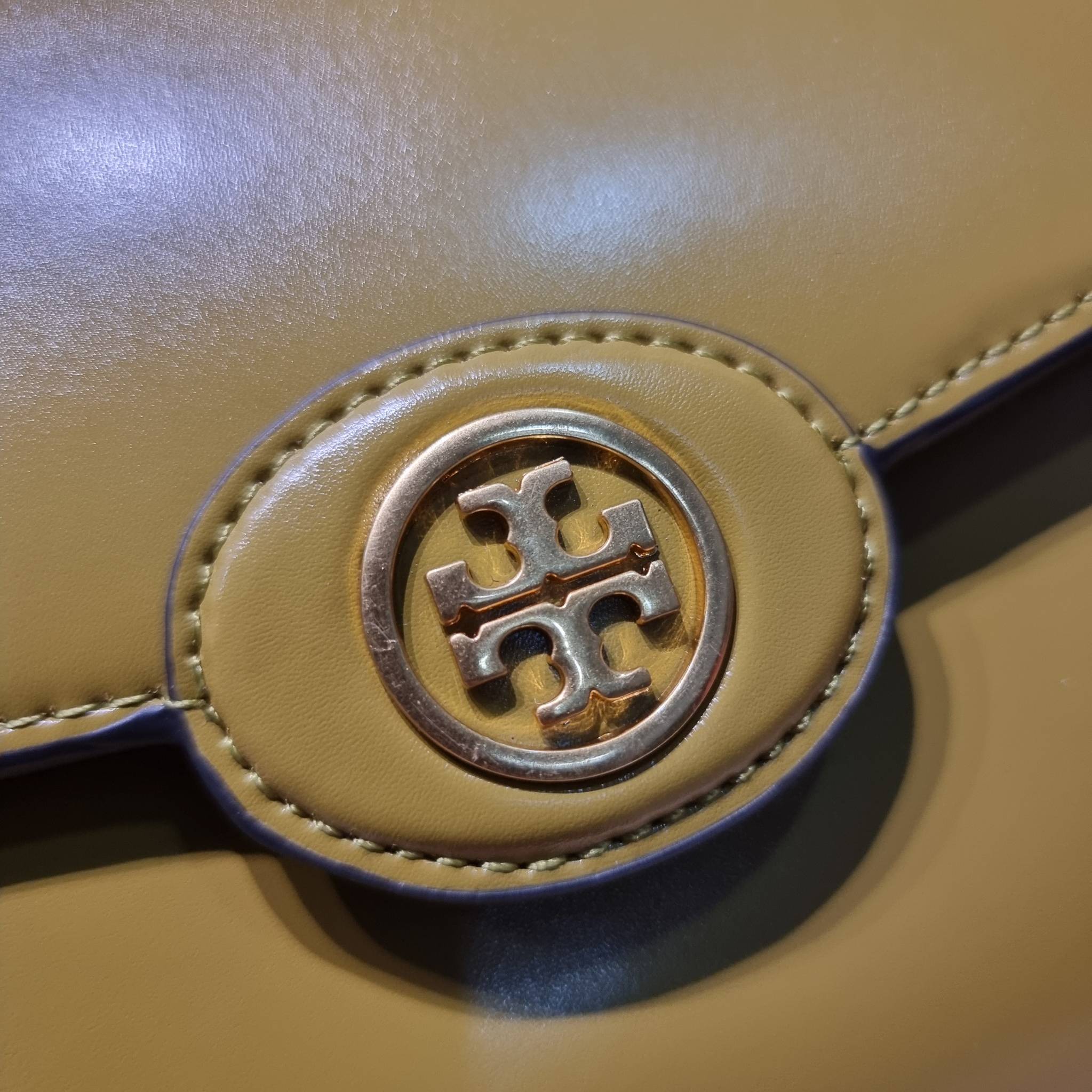 TORY BURCH ROBINSON SPAZZOLATO CONVERTIBLE SHOULDER BAG คอลเลคชั่นใหม่ สวยก่อนใคร ในราคาสุดคุ้ม! กับกระเป๋าสะพายไหล่ ดีไซน์สุดหรู หนังแก้วเงาสวยคม สีผู้ดี รูปทรงใช้งานได้ทุกลุค