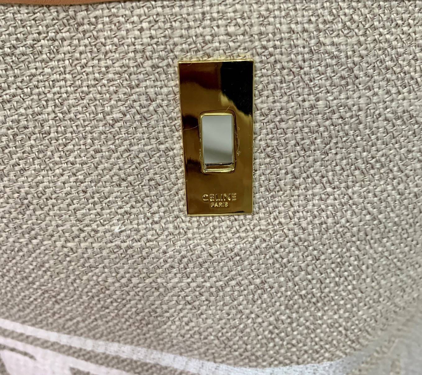 VIP 🥂 CELINE TEXTILE BUCKET BAG VIP / Celine Bucket Bag Beige / Tan วัสดุ Textile Canvas & CalfSkin ดีไซน์ทรง Bucket มาพร้อม Clutch ใบเล็กเข้าชุด ซื้อ 1 ได้ถึง 2 เป็นอีกหนึ่งรุ่นฮิตกันมาก งานสะไตล์วินเทจ ขนาดกำลังดี ผ้าเนื้อหนาค่ะ งานสวยตั้งอยู่ทร