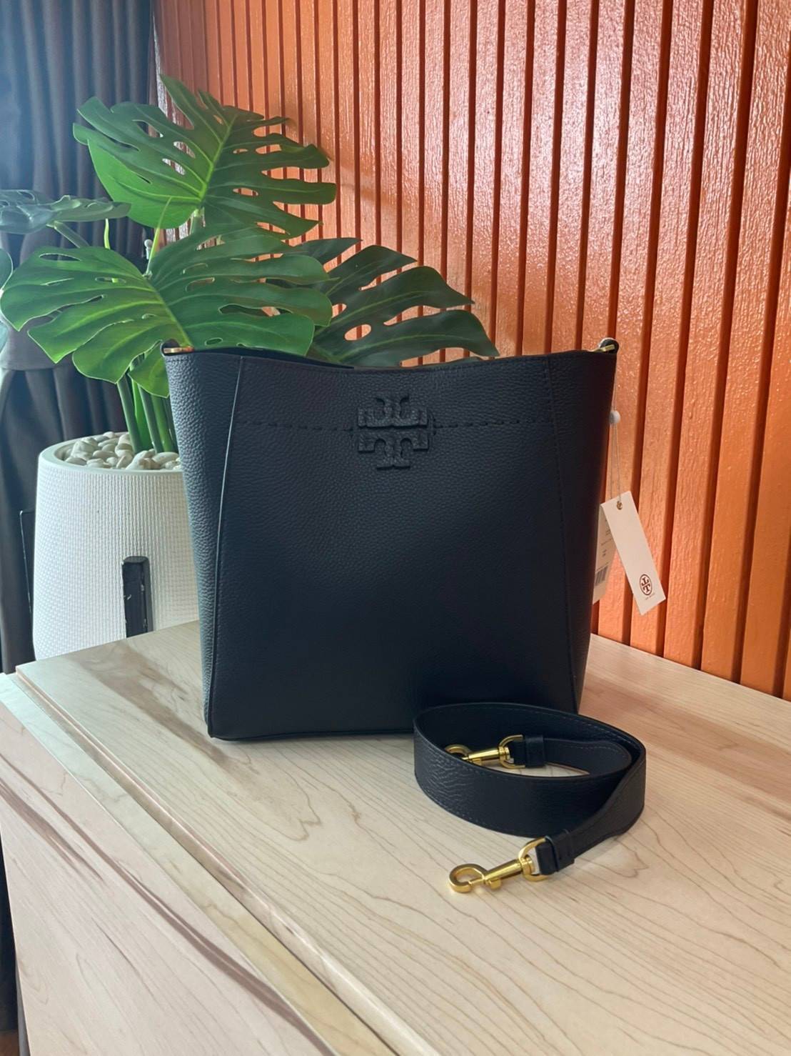 ของแท้ 💯% Tory Burch Mcgraw Hobo Bag TORY BURCH MCGRAW HOBO BAG รุ่น 51063 กระเป๋าสะพายไหล่ สะพายได้ 2 ทรง ทรงสวยไม่ตกเทรน ผลิตจากหนังแท้ หนังลูกวัว หนังนุ่ม หนังหอม น้ำหนักเบามากกก!! นิ่มสวยมากๆ