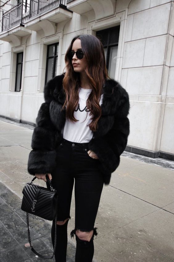 VIP 】YSL Saint Laurent Small College quilted leather shoulder bag กระเป๋าสะพายข้าง ลายเชฟรอน แต่งอะไหล่สีเงิน เปิดหน้าจะสะพายข้างหรือครอสบอดี้ก็ดูดีค่ะ ตัวสายยาวถอดได้ ขนาดน่ารักน่าใช้มากค่า