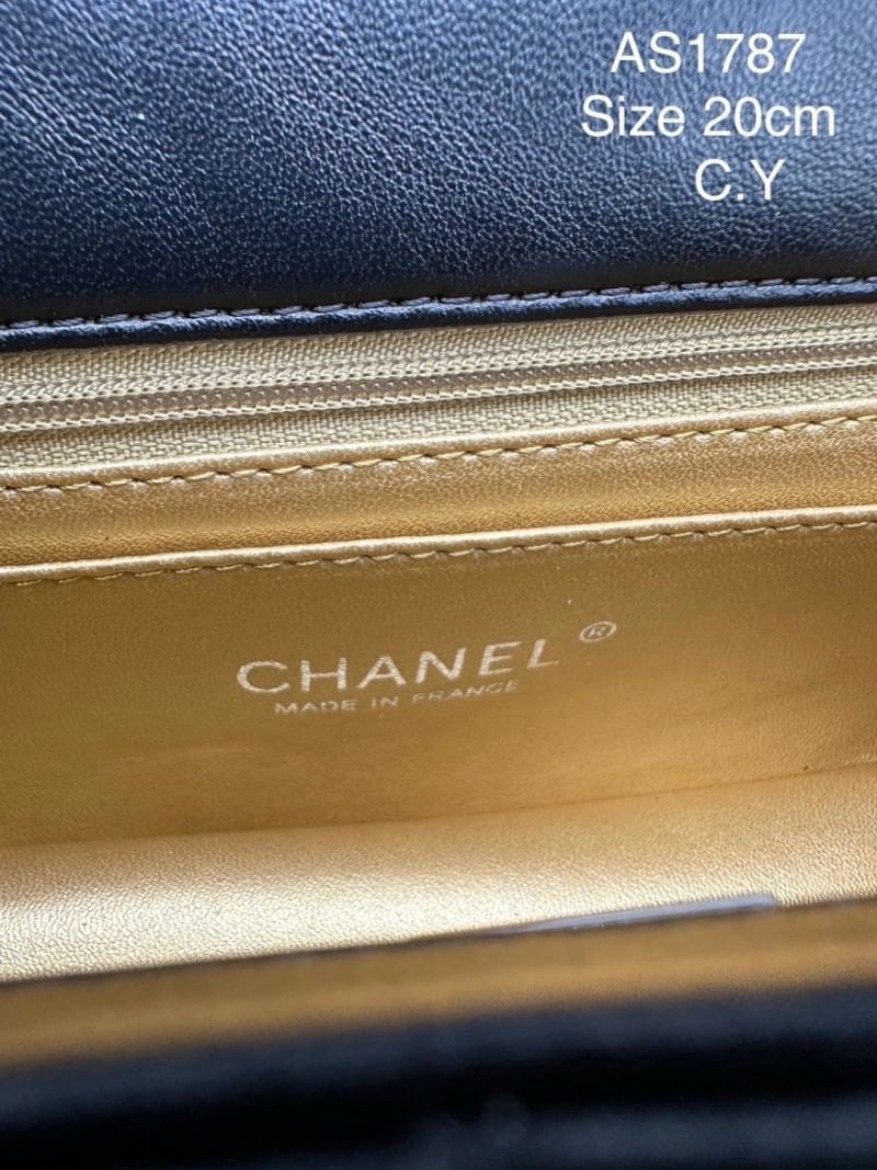 Chanel pearl crush mini flap bag กระเป๋าสะพายทรงคลาสสิก โดดเด่นด้วยอะไหล่ทรงมุกแต่งโลโก้แบรนด์ สวยหรู ดูแพง ผู้ดีมากๆ สะพายออกงานได้สวยๆเลย หรือจะสะพายไปทำงาน ไปเที่ยวก็เหมาะ จะซื้อเป็นของขวัญหรือใช้เอง ก็คุ้มค่าแน่นอนจ้า