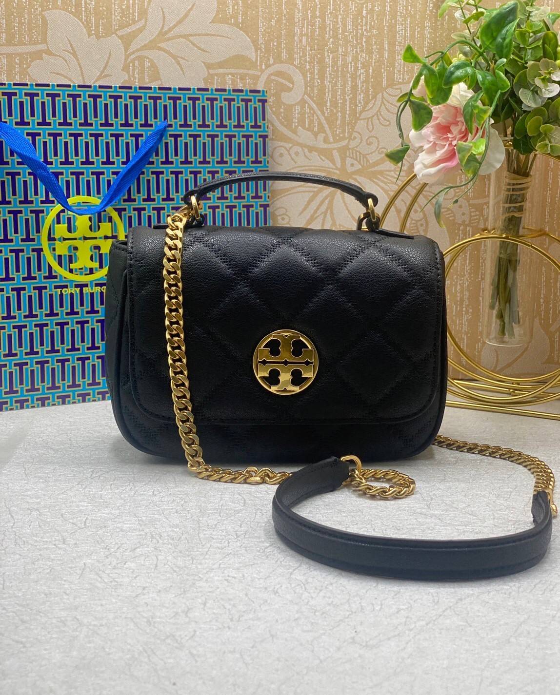 Tory Burch Willa Mini Top Handle Bag พร้อมส่งที่ไทย ใบจริงคือสวยสุดดไปเลยค่าา! กระเป๋าสะพายข้างหรือหิ้วก็เก๋ไปอีกเลยค่ะ! หนังอย่างดี ลายนวมนิ่มมือดีมากค่ะ ด้านหน้ามีอะไหล่โลโก้แบรนด์
