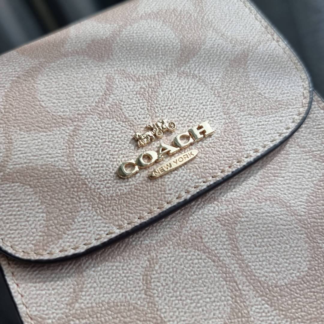 COACH NORTH/SOUTH PHONE CROSSBODY IN SIGNATURE CANVAS F55636 F39955 สุดคลาสสิคกับกระเป๋าสะพายเอนกประสงค์ Case phone ใส่โทรศัพท์มือถือได้ทุกรุ่น ดีไซน์ลายเอกลักษณ์ วัสดุหนังแคนวาสเคลือบลาย ฝาและภายในเป็นหนังสังเคราะห์เรียบ เปิด-ปิดด้วยกระดุม สายสะพายยาวประ