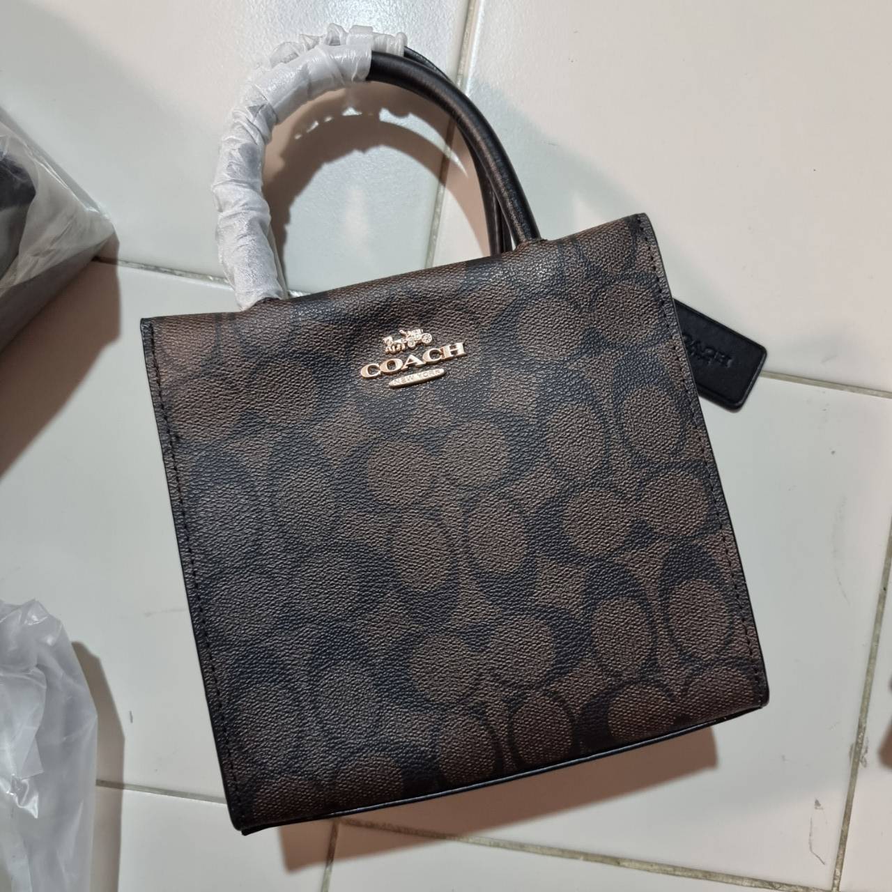 COACH MINI CALLY CROSSBODY IN SIGNATURE ((3599, 2184, 5693, 2134, 2183)) พร้อมส่งที่ไทยทันที! กระเป๋าสะพายครอสบอดี้ร์ กระเป๋าครอสบอดี้โท้ทมินิไซส์ รุ่นใหม่สุดฮอต!! ใบจริงคือน่ารักม้ากกกก!! สวยอยู่ทรง น่ารักน่าใช้ ทรงTote ปากกระเป๋าเปิดปิดแบบแม่เหล็ก ภายใน