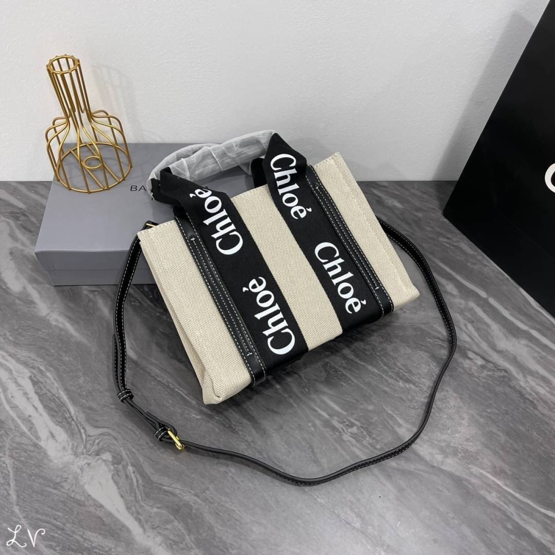 CHLOE Woody tote bag [mini size] 10" กระเป๋าทรงโท้ท จุของได้เยอะมาก แบรนด์ดังจากสัญชาติฝรั่งเศส เป็นที่ชื่นชอบของเซเลบริตี โคลเอ้รุ่นนี้เป็นสไตล์วินเทจ เรียบหรูและดูดี ออกแบบมาเพื่อการใช้งานที่ง่ายแสนง่าย