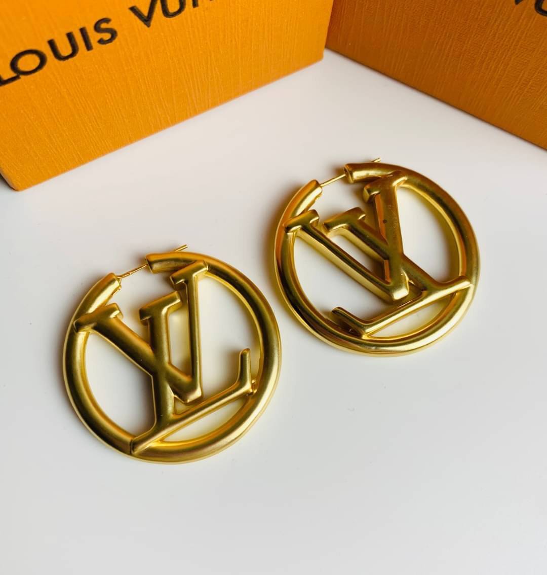 LV earring / Louis Vuitton earring ต่างหูหลุยส์ เกรดออริจินอล งานเคลือบโลหะทอง ไม่ลอกไม่ดำ เงาสวยคล้ายของจริงมากที่สุด สวยหรูหรา ผู้ดี ไฮโซสุดๆ งานเล่นไฟสวยมากค่ะ คอนเฟิม !!!!! เกรดสั่งทำแบบละเอียดที่สุด เก็บรายละเอียดครบ ปั้มโลโก้ สวยมากค่ะ
