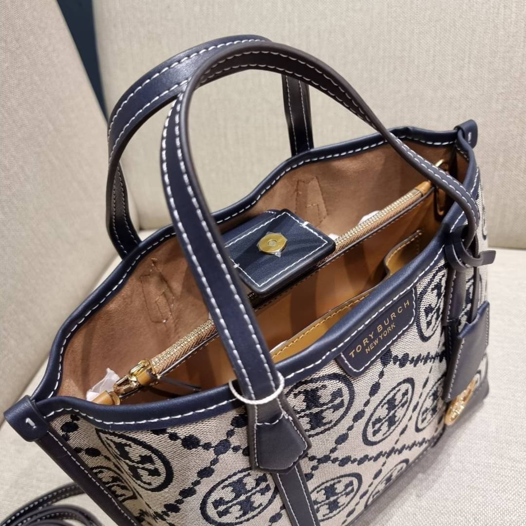 TORY BURCH PERRY MONOGRAM JACQUARD SMALL TRIPLE COMPARTMENT TOTE กระเป๋าโท้ท ไซส์เล็ก ลายโมโนแกรมสุดฮิต ปังไม่หยุดจริงๆ ขนาดกำลังสวย มาพร้อมหูจับในตัว และสายสะพายที่ปรับใช้ได้ไม่มีเบื่อ วัสดุผ้า jacquard ทักทอลาย ตัดขอบด้วยหนังแท้ ปากกระเป๋ามีกระดุมแม่เหล