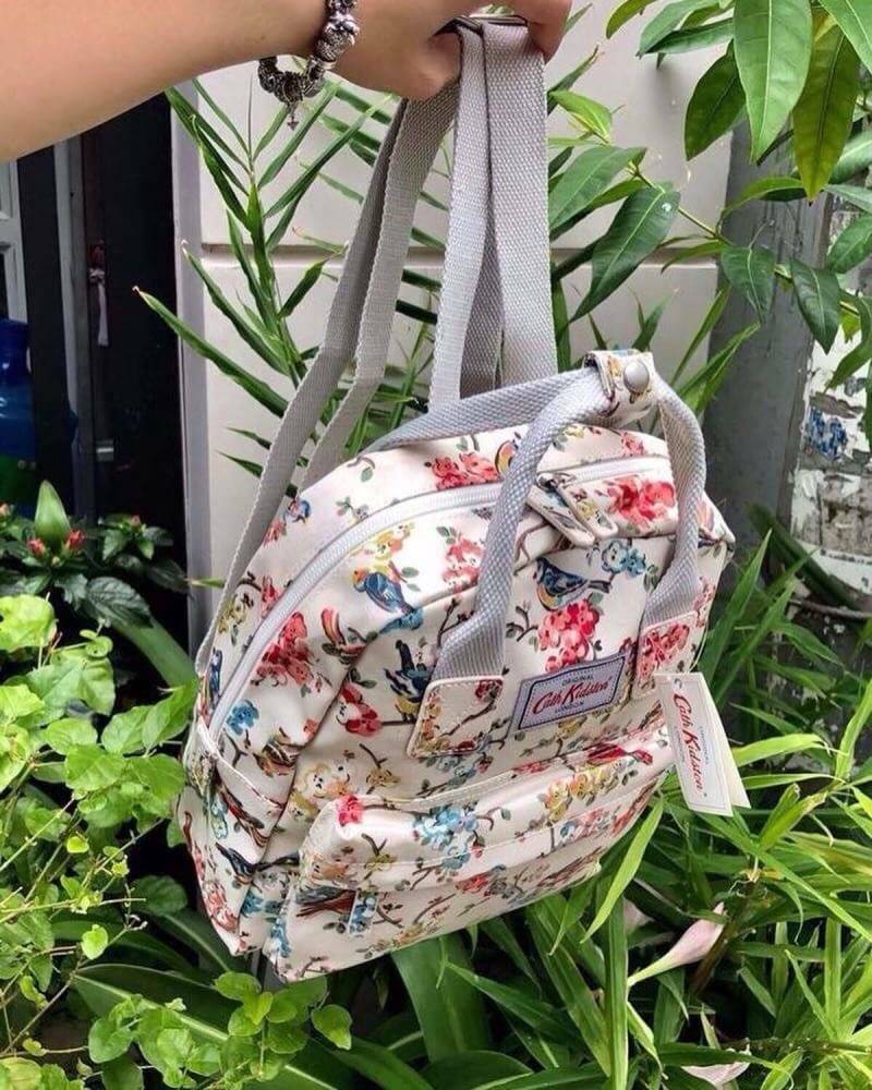 Cath Kidston Multi Strap Backpack กระเป๋าสะพายเป้รุ่นมินิ แบรนด์ดังสไตล์วินเทจสุดฮิต วัสดุ Canvas เคลือบกันน้ำสามารถเช็ดทำความสะอาดง่าย เปิดปิดกระเป๋าด้วยซิปสะดวกใช้ ด้านหน้าประดับโลโก้แบรนด์สวยโดดเด่น พร้อมช่องซิปด้านหน้ากระเป๋าอีกหนึ่งช่องใช้งาน ด้านในโ