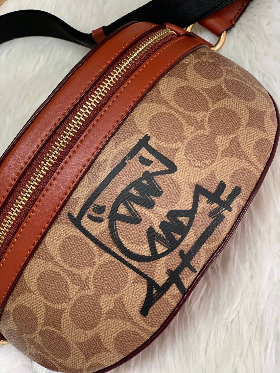 LIMITED EDITION !! COACH BELT BAG IN SIGNATURE WITH REXY BY GUANG YU กลับมาอีกครั้งกับ Coach X Disney สวยงามมากๆค่ะ คาดอก คาดเอวได้ ลาย C ตัดขอบหนังเรียบ มีช่องซิปทั้งหน้า//หลัง ใส่มือถือได้ทุกรุ่น;พาสปอร์ตได้ ;กระเป๋าเงินใบกลางได้;อื่นๆจำเป็นได้ครบค่ะ.