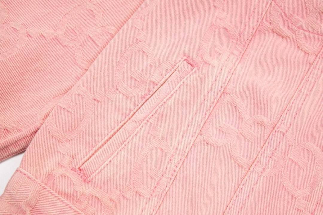Gucci GG Supreme pattern denim jacket / Gucci jacket Denim Pink เกรดออริจินอล มีป้ายแท็กที่คอเสื้อ ใส่ได้ทั้งผู้หญิงผู้ชาย พร้อมส่งที่ไทย ภาพสินค้าถ่ายจากงานขายจริง ใช้งานต่างประเทศได้