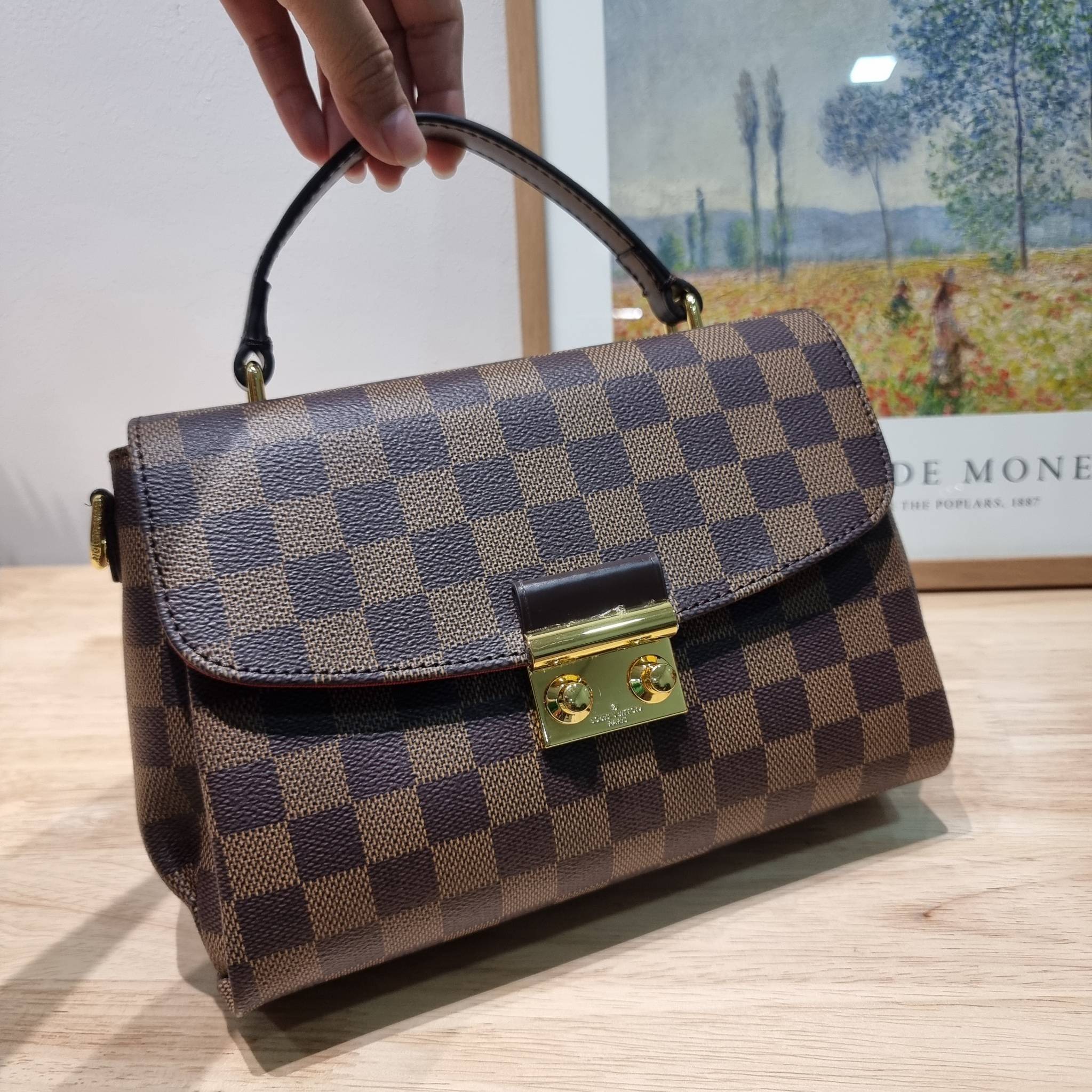 LV CROISETTE CROSSBODY BAG ให้สาวๆได้สวย ในราคาจับต้องได้ กับกระเป๋าสะพายข้าง ดีไซน์ลวดลายตารางเอกลักษณ์ คลาสสิคแต่ดูผู้ดี วัสดุหนังแคนวาส เปิด-ปิดด้วยตัวล็อคแน่นหนา ภายในโล่งกว้าง ใส่ของสำคัญได้ครบถ้วน สายสะพายถอดออกได้ ปรับได้ มีหูจับในตัว ถือเก๋ๆ หรือจ