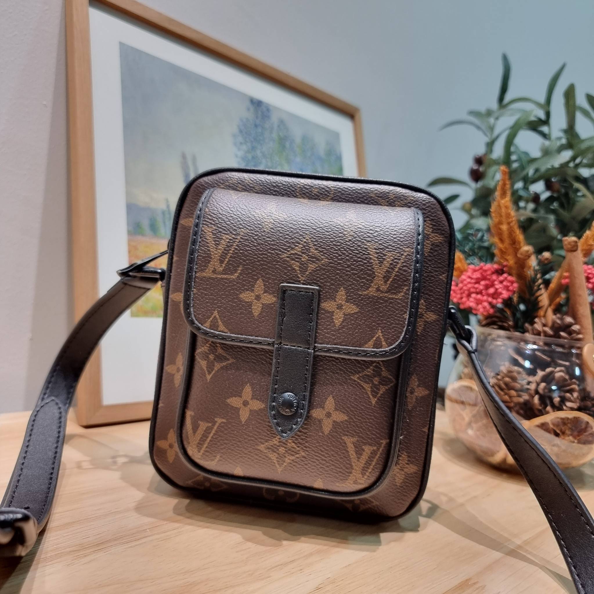 LV CHRISTOPHER กระเป๋าสะพายรูปทรงสปอร์ตสุดชิค LV crossbody wallet bag ใหม่ล่าสุด ได้ชิคๆเท่ๆก่อนใคร ไม่ต้องรอพรีฯ กับกระเป๋าสะพายข้างสำหรับหนุ่มๆ งานหรู ราคาดี วัสดุหนังแคนวาสคุณภาพดี ดีไซน์กะทัดรัด คล่องตัวแบบทูอินวันไปเลย เพราะใช้แทนกระเป๋าสตางค์ก็ได้ ส