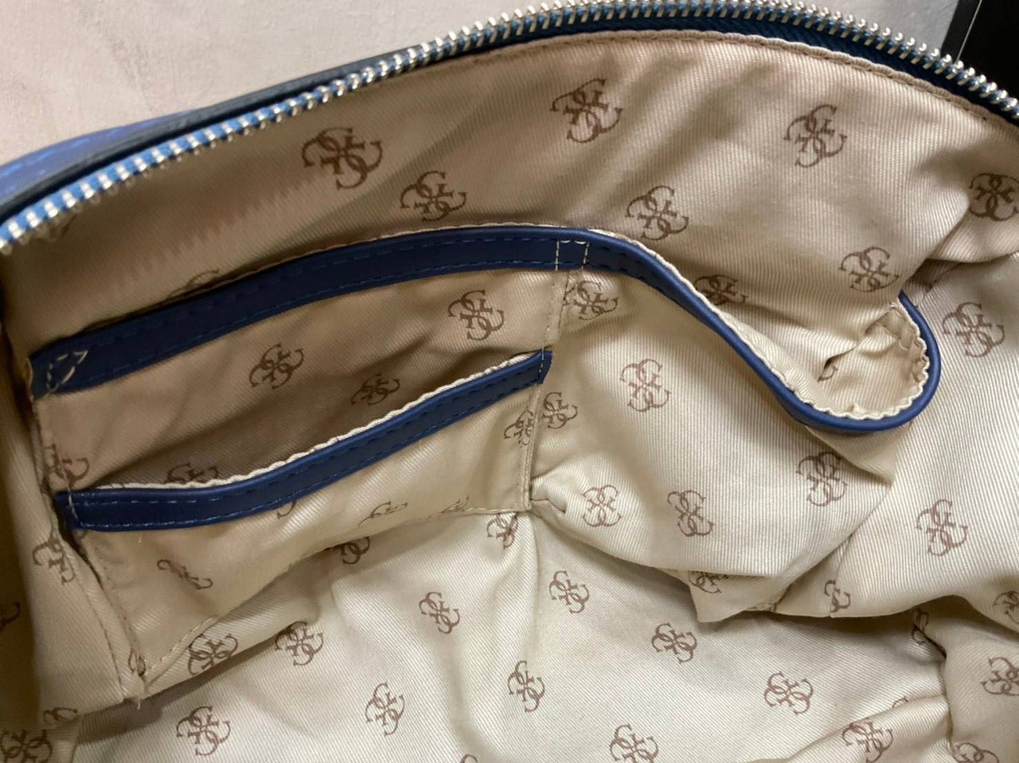 Guess Handbag with Small Shoulder Strap Tyren SG796605 New collection!! Guess ทรงหมอน ขนาดเล็ก ลายซิกเนเจอร์แบรนด์ ทรงหมอนยอดฮิต มีให้เลือก 5 สี สีสวยคลาสสิก เข้ากับง่ายกับทุกชุด ปิด/เปิด ด้วยซิป ภายในโล่งกว้าง แยกเป็นสัดส่วนใช้งาน ซับในตราแบรนด์ ใส่กระเป