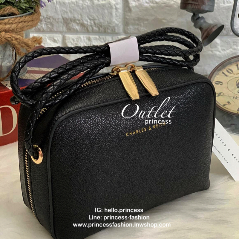 CHARLES & KEITH METAL PUSH LOCK CROSSBODY BAG รุ่นฮิตขายดีมีมาพร้อมส่งแล้วจ้า กับกระเ๋าสะพายไซส์น่ารัก วางอยู่ทรง เปิดปิดด้วย ตัวล็อกด้านหน้า ด้านในแบ่งเป็น 2 ช่องมีช่องซิปตรงกลาง จุของได้เยอะพอควรเลยค่ะ ใส่ iPhone plus ได้สบายๆ และของจุกจิกที่จำเป็น รุ่น