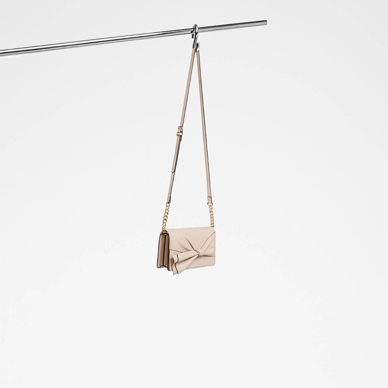 ALDO CALINI กระเป๋าถือ/สะพายทรงกล่องวางอยู่ทรงสวย แต่งกระเป๋าด้วยแสตมป์สวยเก๋มากๆ ลายสุดน่ารัก มีโลหะที่มุมกระเป๋าทั้ง 4 มุม มีหมุดรองฐาน 4 มุม เปิดปิดด้วยตัวล็อกด้านบน ด้านในเป็นช่องกว้าง ใส่ของได้เยอะพอสมควรเลยค่ะ ใส่ Iphone7 plus ได้ คสอ/กระเป๋าเงินใบส