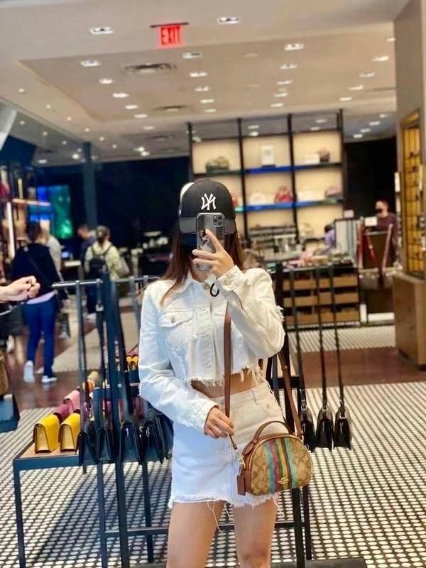 COACH C5642 SERENA SATCHEL IN SIGNATURE CANVAS WITH STRIPE ดีไซน์ stripe ที่แสนจะโดดเด่น กับคอลเลคชั่นยอดฮิต ที่ sold out ไปแล้วในหลายประเทศ!! กระเป๋าสะพายข้างทรงสวย ลุคผู้ดี วัสดุหนังแคนวาสสลับหนังแท้ เปิด-ปิดด้วยซิป 2 ช่องหลัก ภายในเป็นช่องโล่ง เก็บของไ