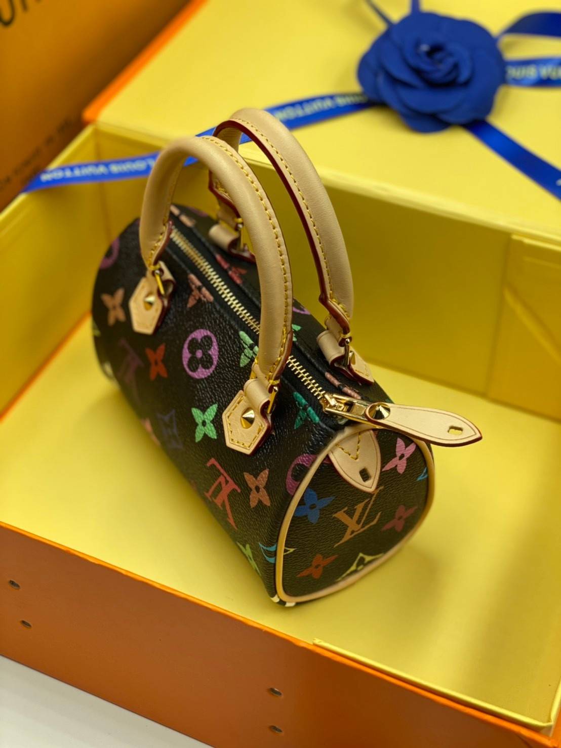VIP 】LOUIS VUITTON Monogram Multicolor Mini Speedy พร้อมส่งความน่ารักค่ะ! กระเป๋าทรงหมอนไซด์มินิ หนังแกะแท้นิ่มสวยงามค่ะ เปิดปิดกระเป๋าแบบซิป ภายในสามารถใส่มือถือได้ กระเป๋าเงินใบกลางได้ พาสปอร์ตได้ค่ะ