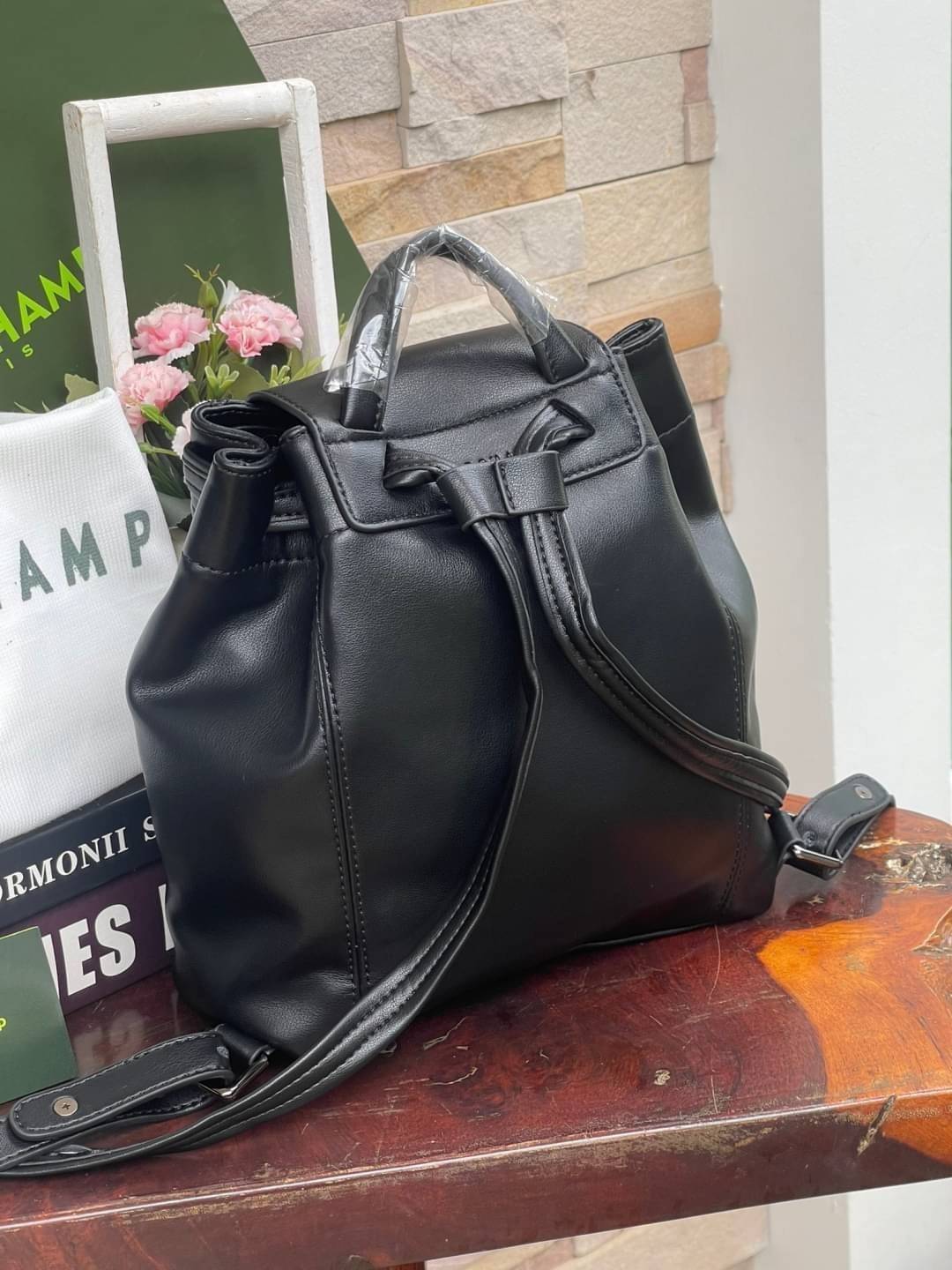 Longchamp Le Pliage Cuir Xs Leather Backpack แบรนด์ติดเทรนด์ตลอดไม่เคยเปลี่ยนกับ ทรง Le Pliage Cuir หนึ่งในตระกูลกระเป๋าสุดไอคอนิกจากแบรนด์ เมื่อรุ่น Le Pliage Cuir ในรูปแบบของหนังแกะ Metis ได้ถือกำเนิดขึ้นในปี 2012 เป้ที่มีการจัดการปรับดีไซน์ให้มีขนาดกำล