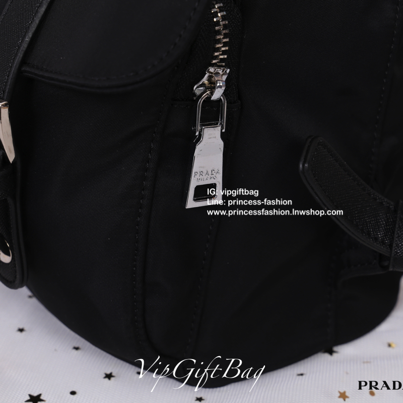 PRADA premium gift Nylon Backpack With Pocket วัสดุผ้าไนล่อนกันน้ำเนื้อหนาอย่างดี ใบนี้ ดีไซต์สวยเก๋ งานดีมากๆ อะไหล่แบรนด์ทุกจุด ใบนี้เก๋ตรงที่ เป็นเป้แบบหูรูด ทรงสวยน่ารัก แถมยังมีเปิดปิดด้วยกระดุมแม่เหล็กและแต่งด้วยเข็มขัดปรับได้ด้วย ด้านหน้ามีกระเป๋าอ