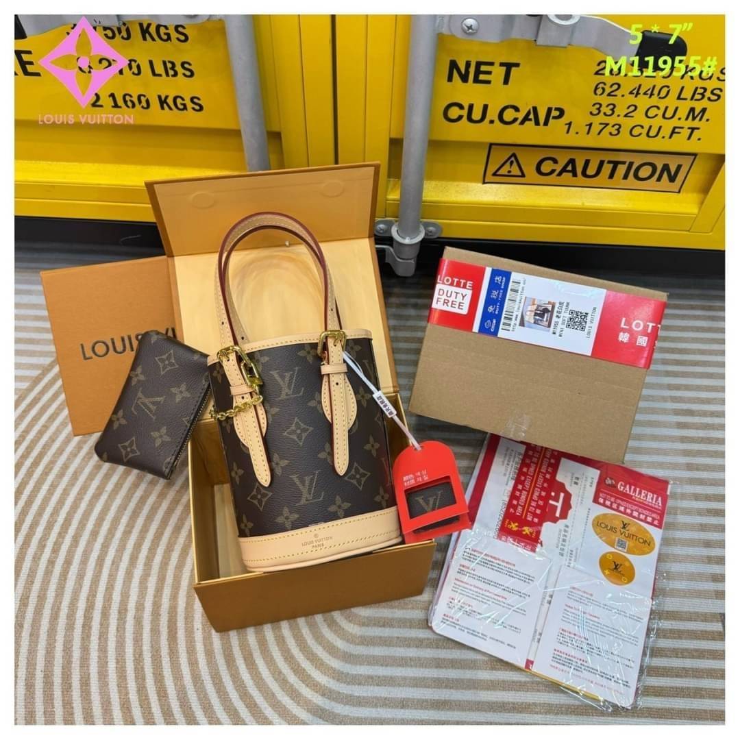 LV Mini Bucket Vintage Bag กระเป๋าสะพายทรงบัคเก็ตวินเทจ ขนาดเล็กน่ารัก พร้อมใบเล็ก สวยหรูดูผู้ดี ภายในโล่งกว้าง ใบลูกจะคล้องติดกัน หรือแยกออกแล้วสะพายเดี่ยวๆก็เลิศ น้องใหม่น่ารักสุดคุ้มขนาดนี้ ต้องตำแล้วน้า