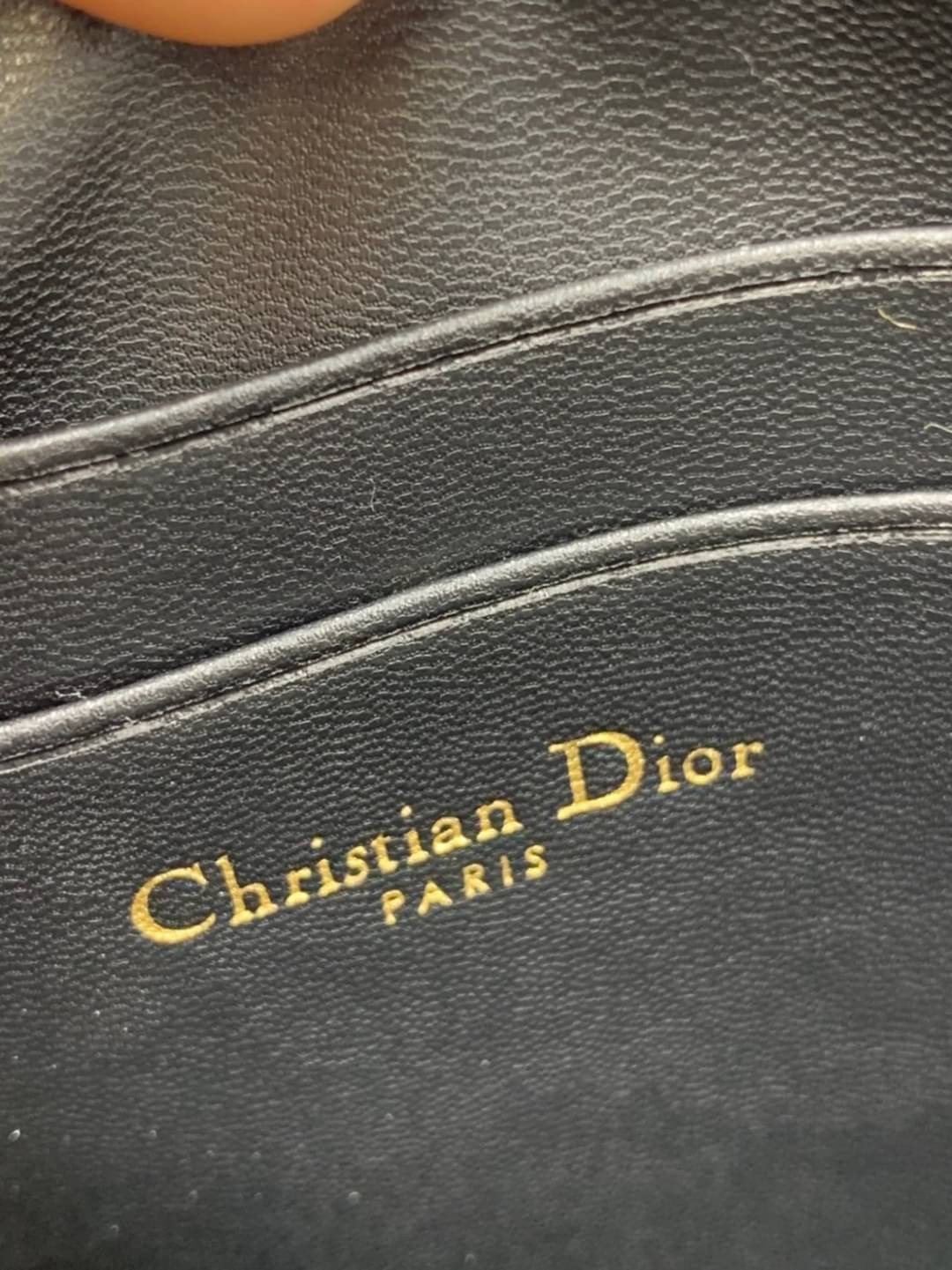 VIP 】CHRISTIAN DIOR PHONE BAG 2 in 1 DOUBLE BAG กระเป๋าเซ็ท 2 ใบ มีสายสะพายข้าง ถอดออกใช้งานได้ ถือว่าคุ้มมากๆเลยค่ะ สามารถใช้งานแยกกันได้ ใส่สายสะพายหรือ ถือได้ วัสดุหนังแท้ สวยงามนุ่มฟู น่ารักมากๆ เลยน้าาา