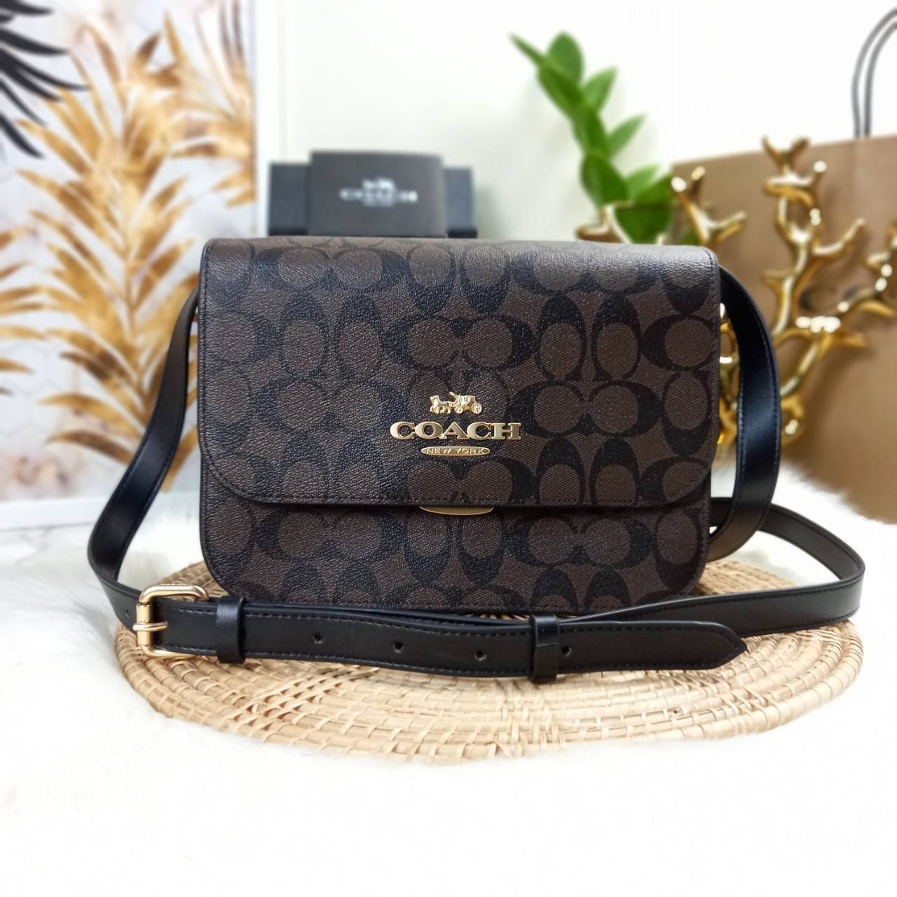 COACH BRYNN FLAP CROSSBODY IN SIGNATURE CANVAS (COACH C5633)🍁สวยหรู ทะลุ เกินเบอร์มาก//กระเป๋าสะพายข้าง หรือจะถือเป็นครัชก็เก๋แบบเลิศๆ>> มีสายยาวถอดได้ ปรับระดับได้ //วัสดุหนังแคนวาส ตกแต่งดีเทลหรูด้วยหนังแท้ และอะไหล่สีทอง งานสวย คมกริบ //เ