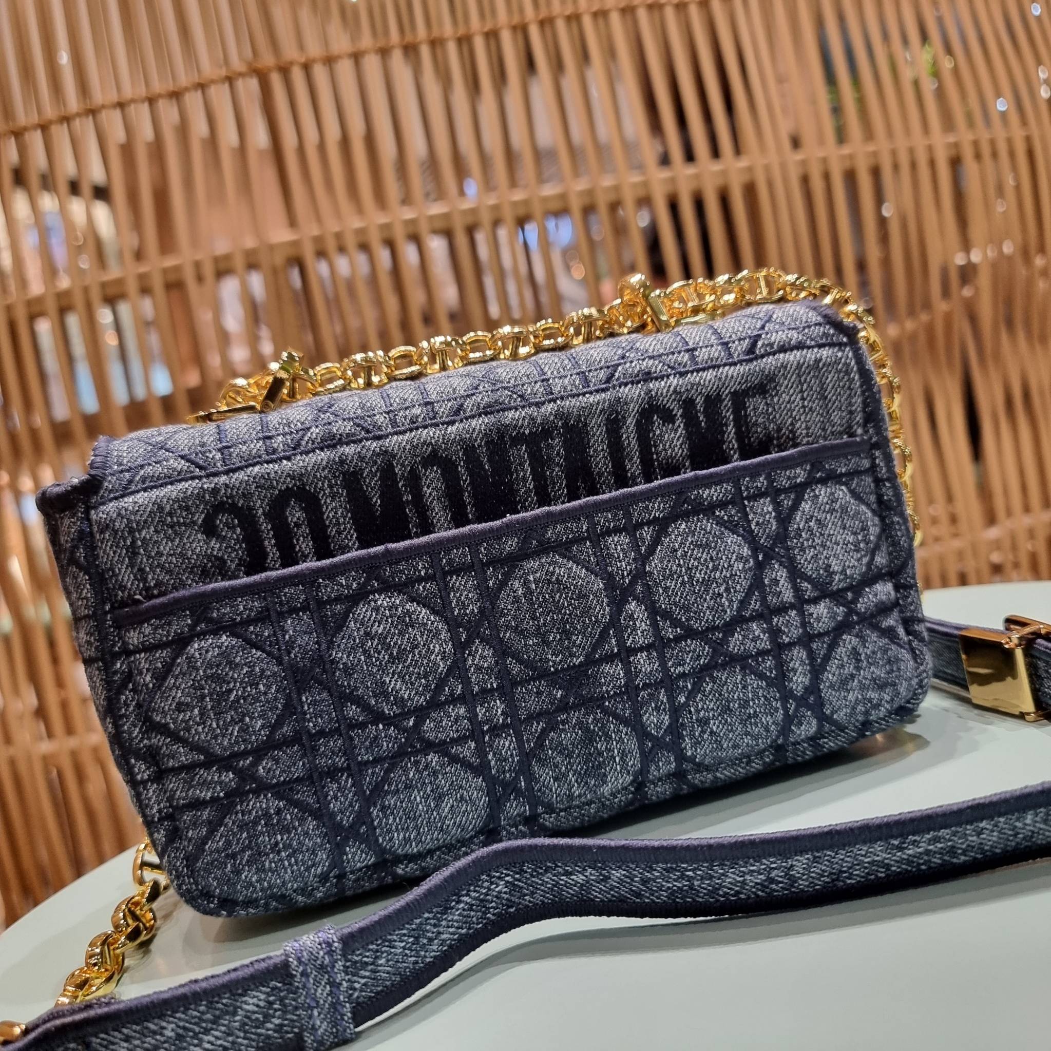 VIP CD SMALL CARO SHOULDER BAG / DIOR CARO / Dior Cruise 2021 Bag กระเป๋าสะพายข้างทรงสวย ดีไซน์ย้อนยุค ที่รอบนี้โดดเด่นเป็นเอกลักษณ์มากๆ ดีไซน์สีเดนิมคลาสสิค เปิด-ปิดด้วยอะไหล่บิดล็อค หรูหรา ใช้งานง่าย วัสดุผ้าเดนิมทนทาน ภายในเป็นช่องโล่ง มีช่องย่อย ด้านห