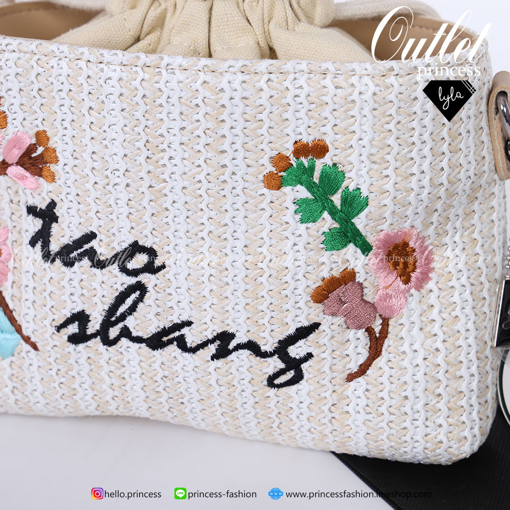 LYLABRAND🔔 WHITE WOVEN WITH LININ🔔 กระเป๋าที่ถือเข้าได้กับแนวหวานๆทุกแนว ไม่ว่าจะใส่เดรสยาว เดรสสั้น แค่หยิบใบนี่มาถือ ก็ทำให้ลุค คอมพลีท ขึ้นมาทันทีค่ะ❤️