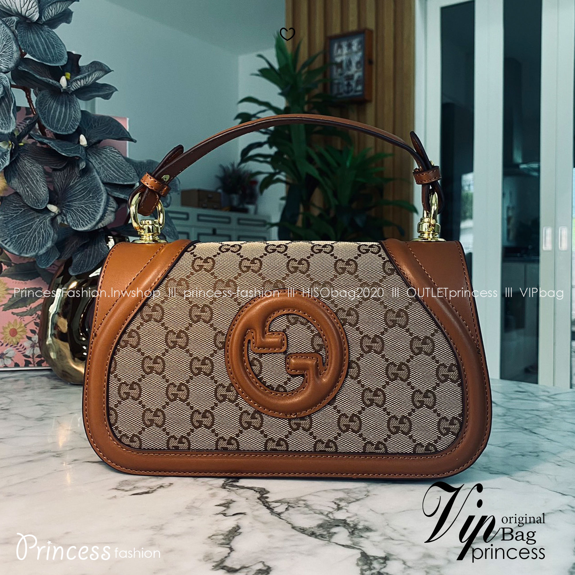 Gucci Blondie small top handle bag กระเป๋าสะพายรุ่นใหม่สุดไอคอนนิก งานหนังสวยมาก มีกลิ่นหอมอ่อนๆ เหมาะมากสำหรับของขวัญปีใหม่นี้ จะให้ตัวเองหรือให้เป็นของขวัญก็ดีงามมากๆ