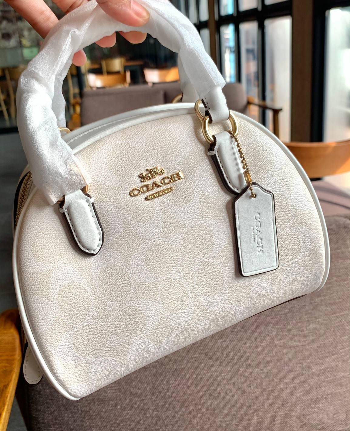 COACH SYDNEY SATCHEL BAG CA202 CA591 CB596 ใหม่ล่าสุด กับคอลที่สาวๆต้องหลงรัก กระเป๋าสะพายทรง satchel ที่มีรูปทรงดึงดูดสายตา สวยแรกเห็น วัสดุหนัง crossgrain พร้อมหูจับในตัว เปิด-ปิดด้วยซิป ภายในโล่งกว้าง ขนาดกำลังดี มีสายครอสให้ ปรับได้ตามชอบ ใบจริงลูกคุณ