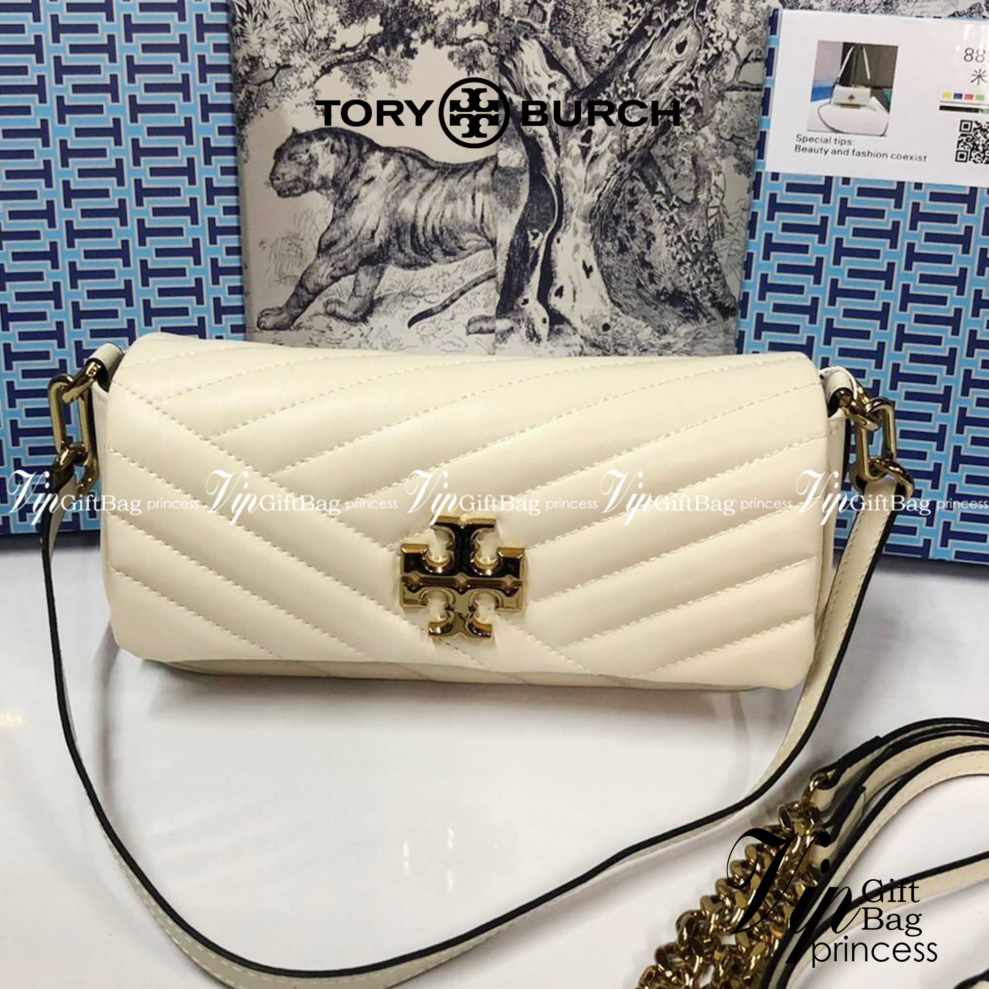 TORY BURCH KIRA CHEVRON SMALL FLAP SHOULDER BAG รุ่นใหม่ พร้อมสีใหม่ มาให้จับจองแบบไม่ต้องรอพรีฯ กระเป๋าสะพาย ขนาดกะทัดรัด ไซส์สะพายคล่องตัว หรือจะคล้องไหล่ หรูๆ ลูกคุณหนูไปอีก สีผู้ดีมากๆ ดีไซน์รูปทรงคลาสสิคเฉพาะตัว วัสดุหนังแกะ สัมผัสนิ่ม เปิด-ปิดด้วยกร