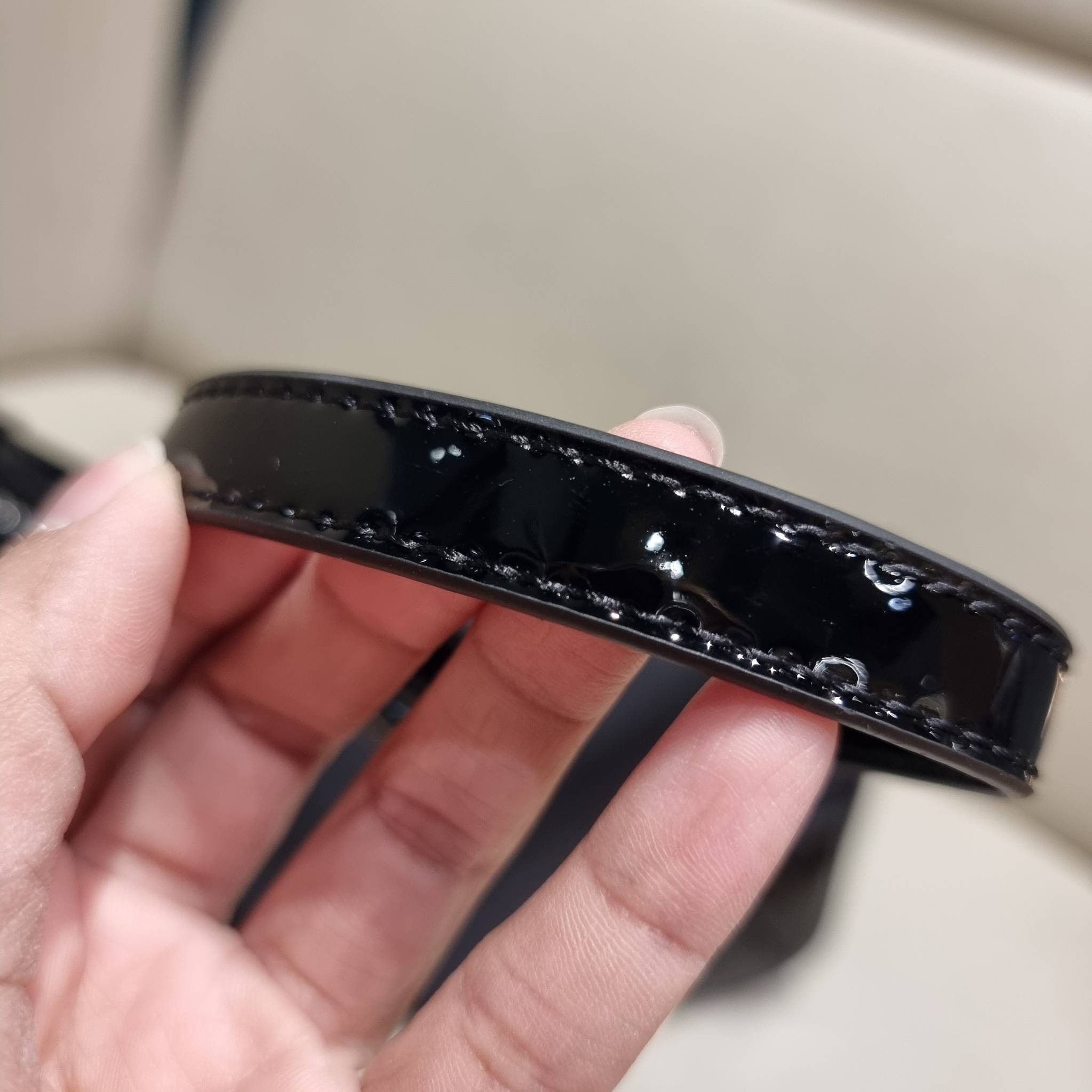 PRADA TESSUTO POCHETTE BAG กระเป๋าทรงพอช ดีไซน์ทรงยาวสุดล้ำ อัพลุคให้ดูแพงไปอีกด้วยดีเทลแต่งขอบด้วยหนังแก้ว วัสดุหลักตัวกระเป๋าเป็นไนล่อนคุณภาพดี เปิด-ปิดด้วยซิป พกพาง่ายด้วยสายสะพายในตัว ที่สามารถปรับได้อีก ภายในเป็นช่องโล่ง ใส่โทรศัพท์ได้ทุกรุ่น กระเป๋า