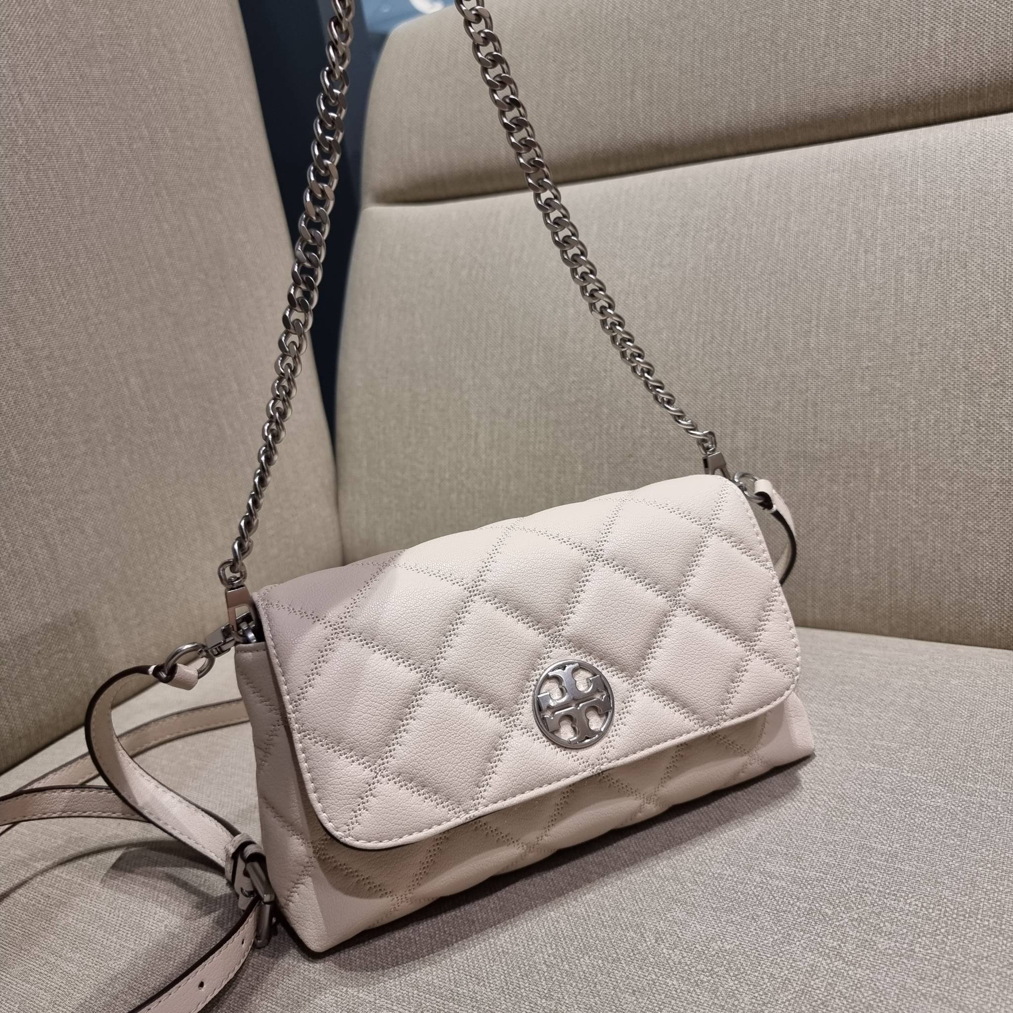 TORY BURCH WILLA MINI SHOULDER BAG ใหม่ล่าสุด พร้อมเสิร์ฟไม่ต้องรอพรีฯ กระเป๋าสะพายดีไซน์เลิศ ทรงสวย กะทัดรัด สะพายคล่องตัว ดีไซน์บุนวม เส้นคมสวยหรู