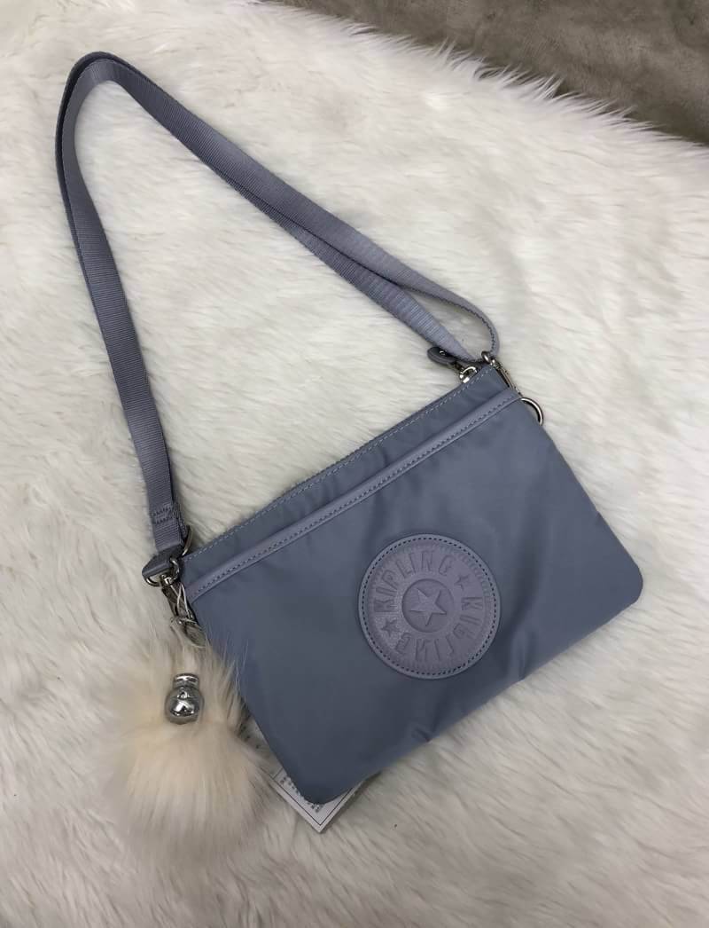 New in Kipling Sling Bag 2018 (k72323) >>Factory OEM HK<< พร้อมส่งที่ไทย กระเป๋าสะพายข้าง crossbody หรือถือ ก็เก๋ไปอีกแบบ วัสดุไนล่อนอย่างดี คุณภาพสูง ผ้าลื่นแวว ด้านหน้าติดโลโก้แบรนด์ตัวใหญ่ มีช่องกว้างขนาดกลางหนึ่งช่อง ใส่ของได้เยอะ เปิดปิดช