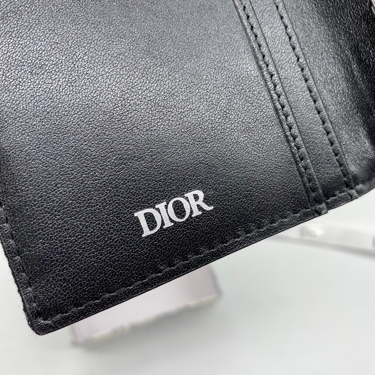 หนังแท้ DIOR LONG WALLET MONOGRAM / DIOR WALLET กระเป๋าสตางค์ใบยาว เอกลักษณ์ของความหรู วัสดุหนังแท้และผ้า Jacquard อย่างดีสวยงามที่สุด ผสมผสานความสง่างามและคลาสสิกที่เข้ากับยุคสมัย ด้านหน้าโดดเด่นด้วยซิกเนเจอร์แบรนด์ เป็นอีกหนึ่งรุ่นที่ดาราเชเลปใช้กันเยอะ