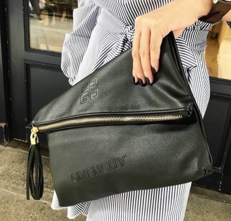 Givenchy Parfums Black Leather Clutch Gift With Purchasd From Givenchy Counter (GWP) กระเป๋าสะพายหนังนิ่มเรียบสีดำเเบบสวยดูดี เปิดปิดด้วยซิปอะไหล่ทอง หัวซิปประดับพู่ ด้านหน้ามีโลโก้ ภายในมีช่องเล็ก รุ่นนี้ใส่ ipad กระเป๋าสตางค์ มือถือ ของจุกจิกได้เยอะ ซับ