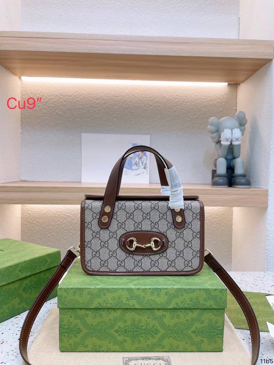 Gucci Horsebit 1955 mini top handle bag กระเป๋าทรงกล่องคอลเลคชั่นใหม่ล่าสุด ดาราเซเลปใช้กันเพียบ ดีไซน์สวย เชื่อได้เลยใบนี้สาวๆต้องหลงรัก จนวางไม่ลงเลยน้า ภาพถ่ายจากงานขายจริง ใช้งานต่างประเทศได้
