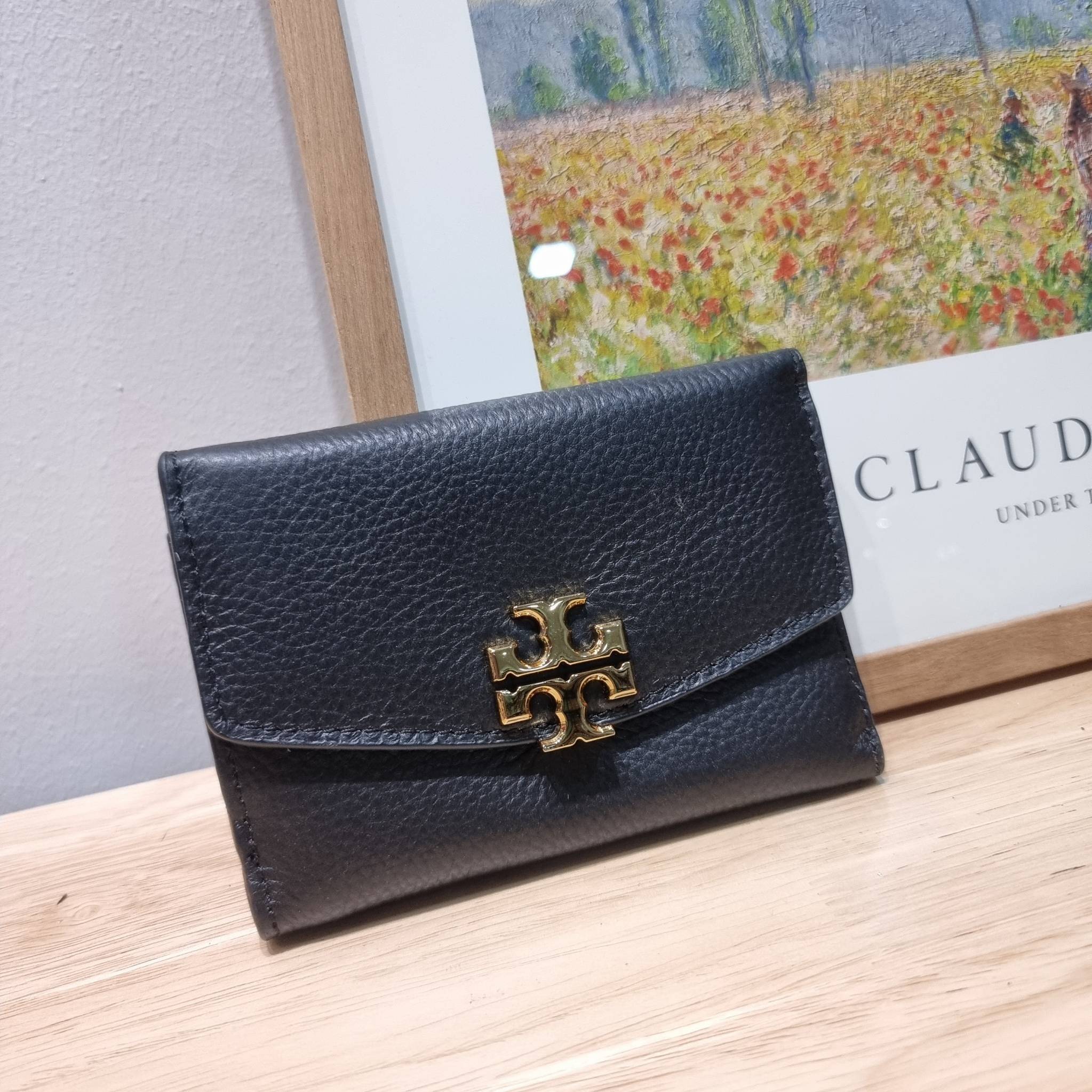 TORY BURCH KIRA MIXED MATERIALS MEDIUM FLAP WALLET กระเป๋าสตางค์ใบกลาง รุ่นยอดนิยม ดูหรูหรา ดูแพง ดีไซน์คลาสสิค ขนาดกำลังพอเหมาะ