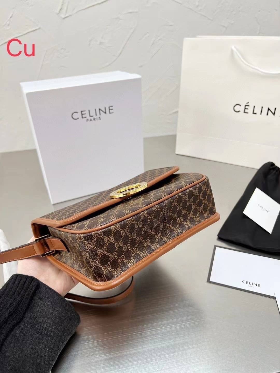 CELINE VINTAGE / CELINE Macadam crossbody bag / CELINE FOLCO BAG IN TRIOMPHE CANVAS กระเป๋าสะพายสไตล์วินเทจ หากใครที่กำลังมองหากระเป๋าสะพายข้าง ขนาดกะทัดรัด และเรียบหรู