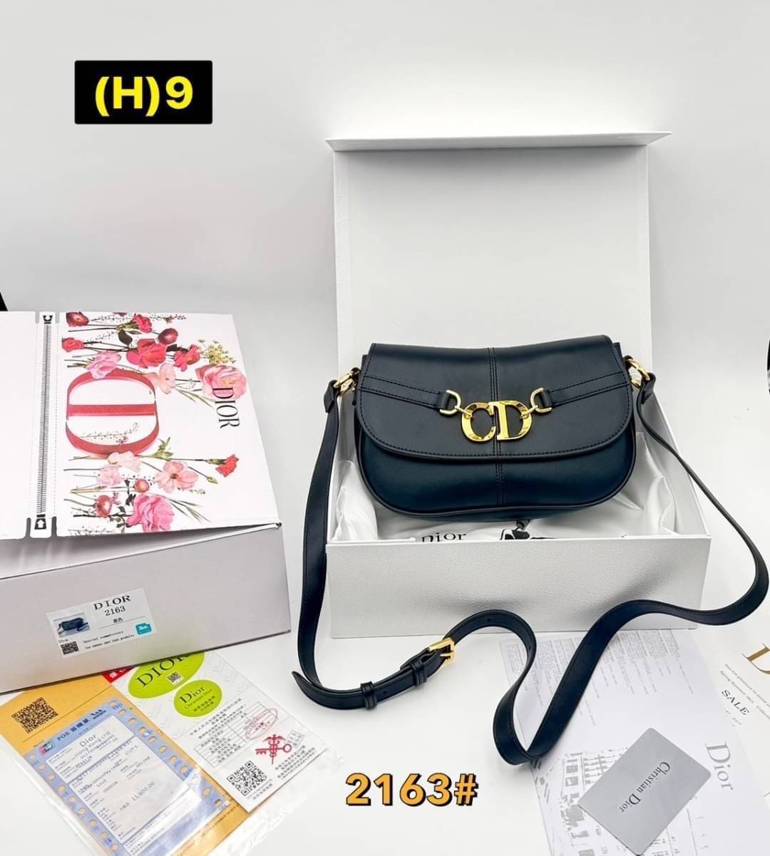DIOR Small CD Besace Bag กระเป๋าสะพายทรงสวย ดีไซน์โลโก้โดดเด่นหรูหรา ดีเทลดูดีมีกิมมิคในตัว สายสะพายในตัว ปรับได้ตามชอบ สะพายทำงาน ออกงาน ไปเที่ยว ไปเดท ได้ทุกโมเมนต์