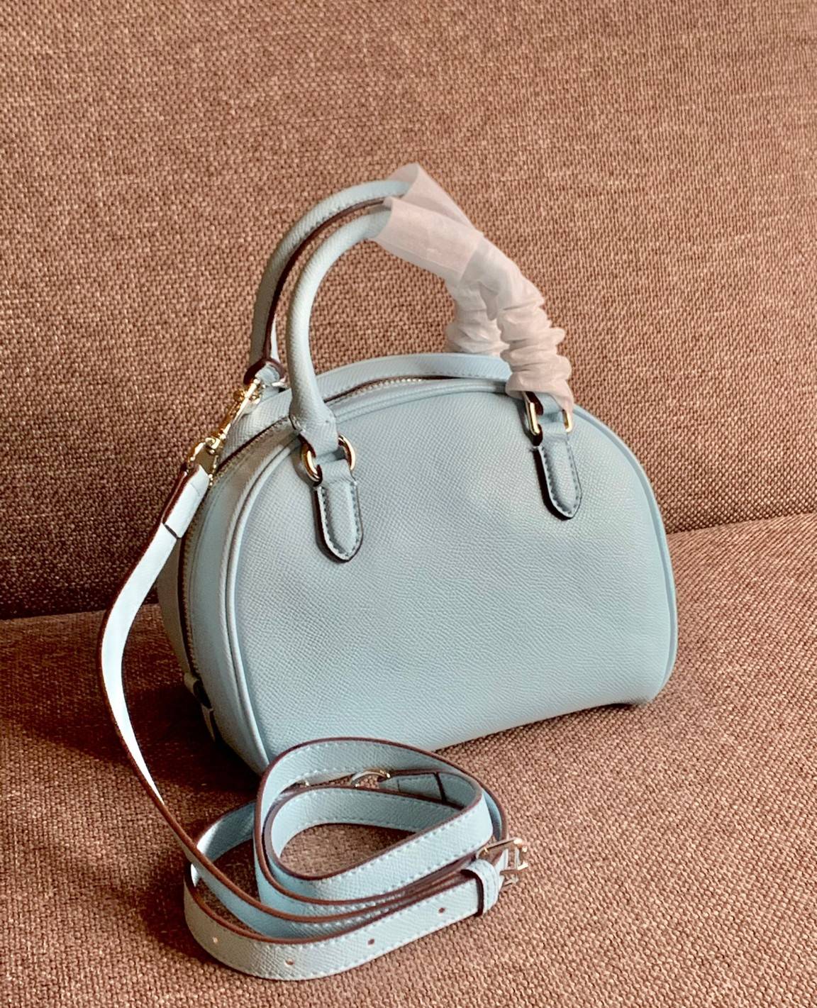 COACH SYDNEY SATCHEL BAG CA202 CA591 CB596 ใหม่ล่าสุด กับคอลที่สาวๆต้องหลงรัก กระเป๋าสะพายทรง satchel ที่มีรูปทรงดึงดูดสายตา สวยแรกเห็น วัสดุหนัง crossgrain พร้อมหูจับในตัว เปิด-ปิดด้วยซิป ภายในโล่งกว้าง ขนาดกำลังดี มีสายครอสให้ ปรับได้ตามชอบ ใบจริงลูกคุณ